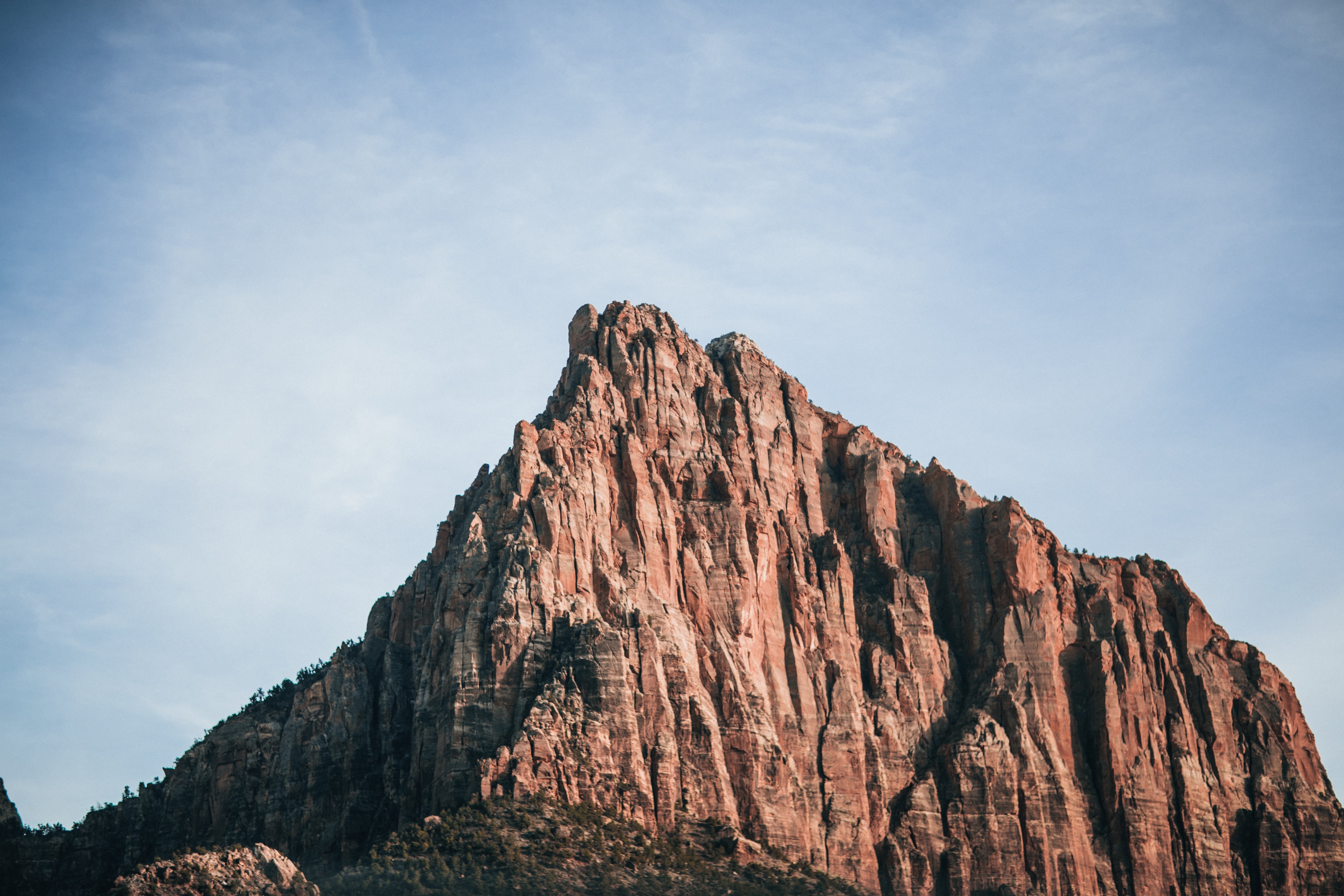 Photo des sommets escarpés du Red Canyon