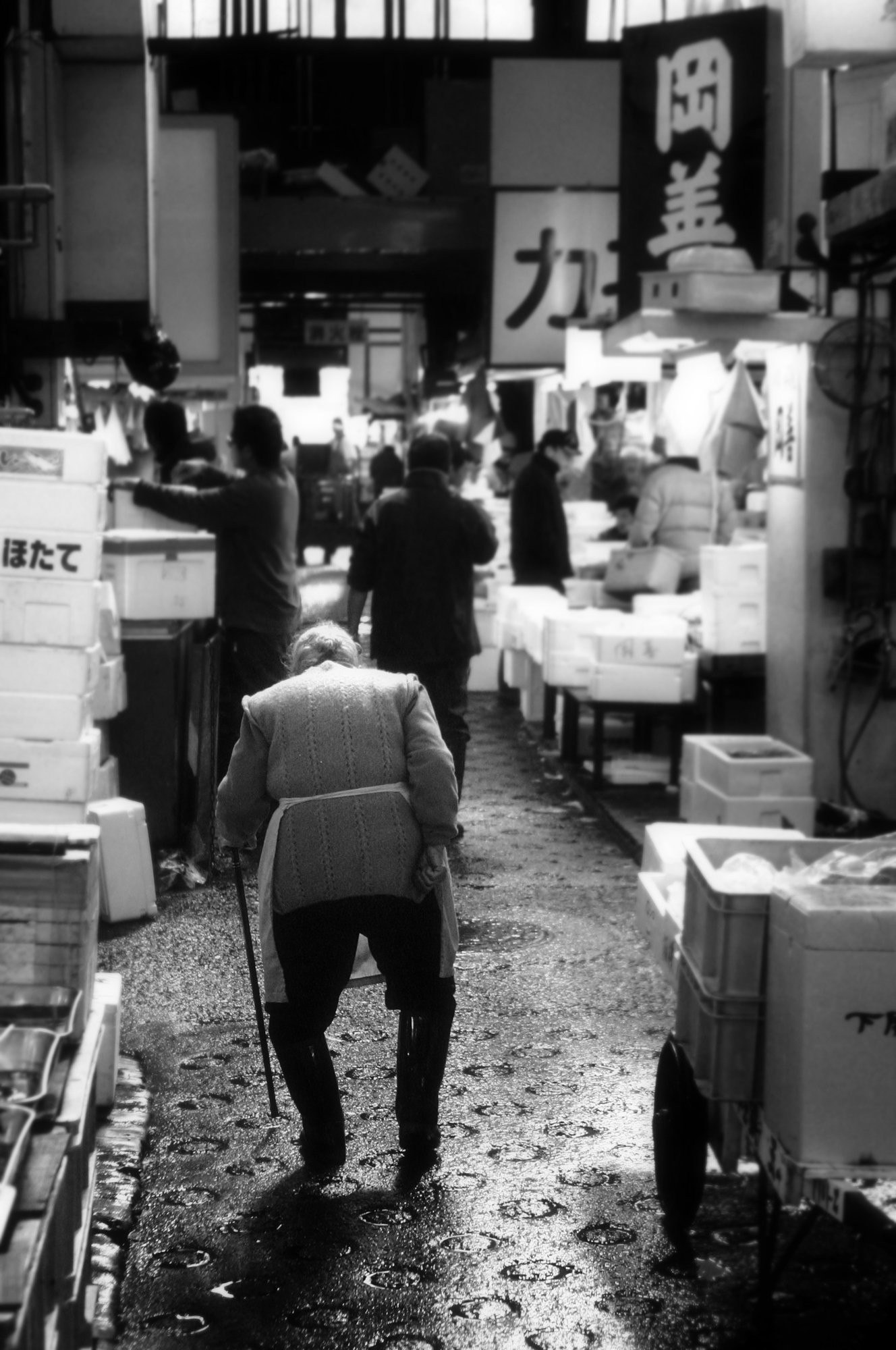 Un aîné déambule au cœur du marché