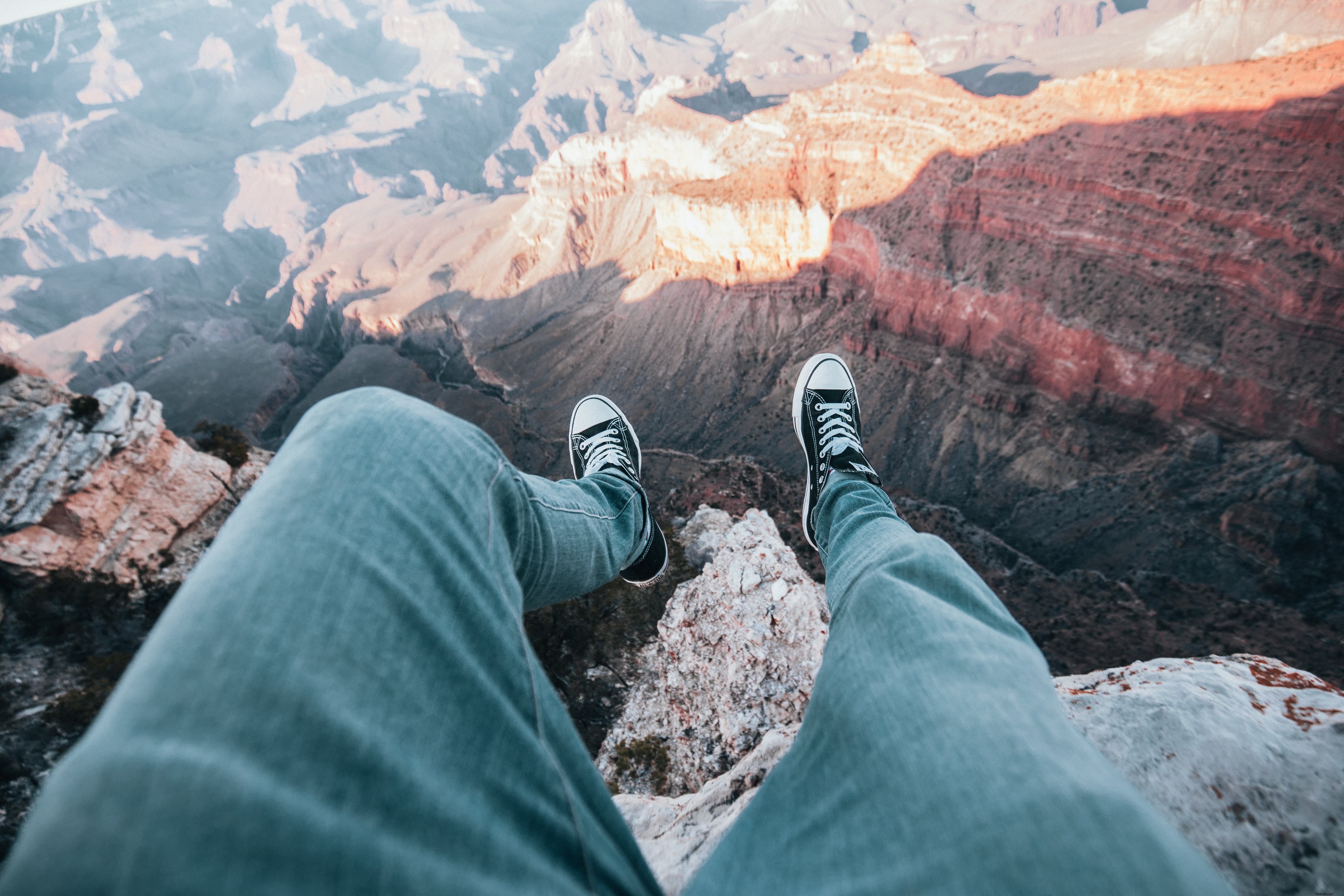 Les jambes de l aventurier surplombent le bord du canyon