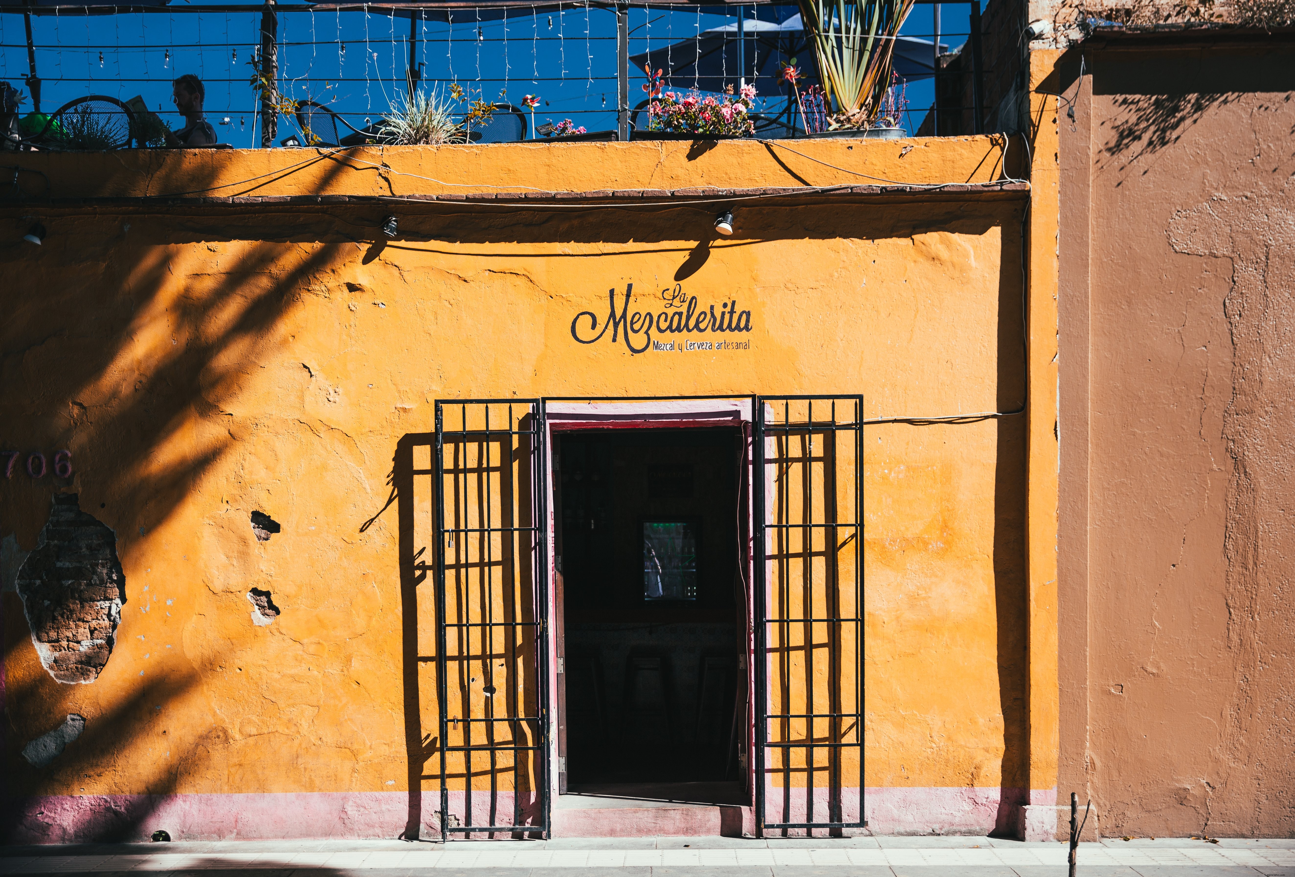 Photo d’un bâtiment jaune en plein soleil