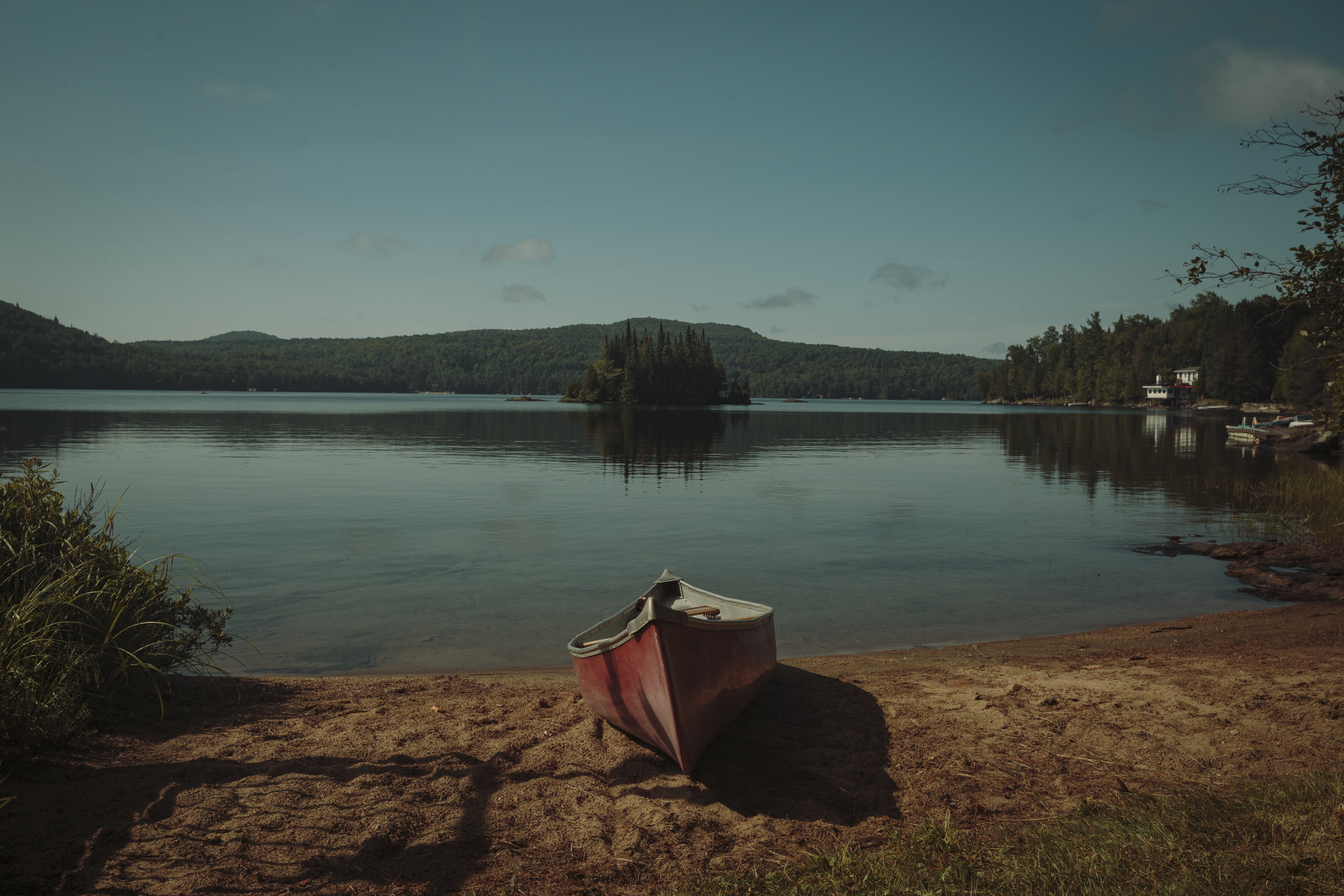 Photo d’un canoë reposant sur une petite plage