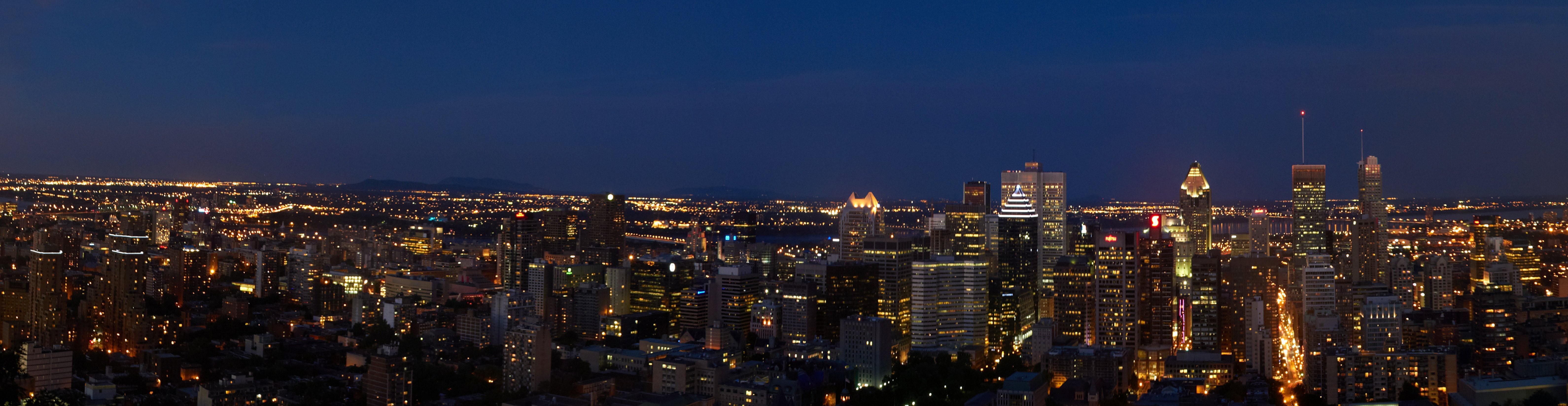 Montréal illuminée : vue nocturne de la ville