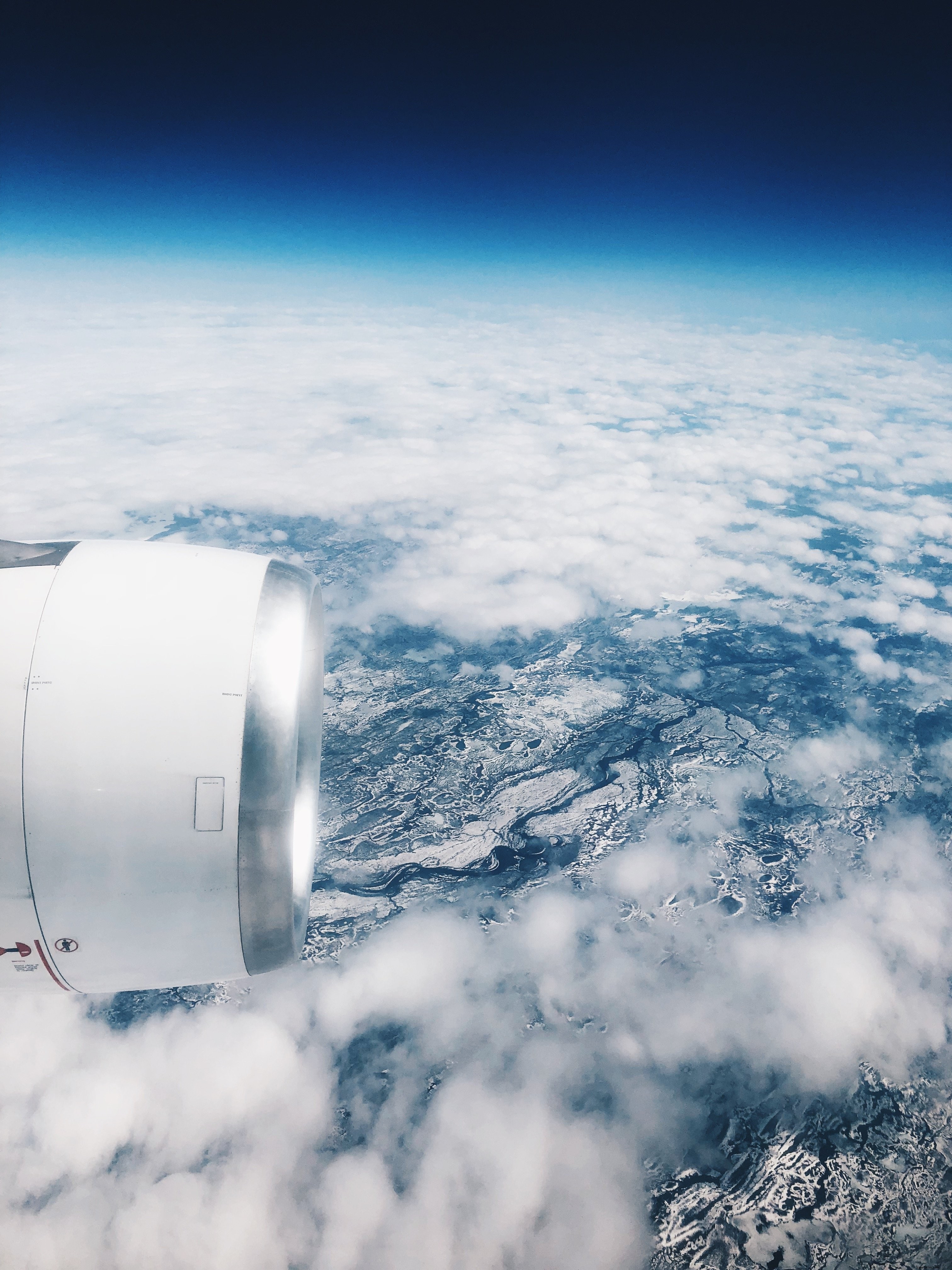 Vue depuis le hublot d un avion sur les continents enneigés