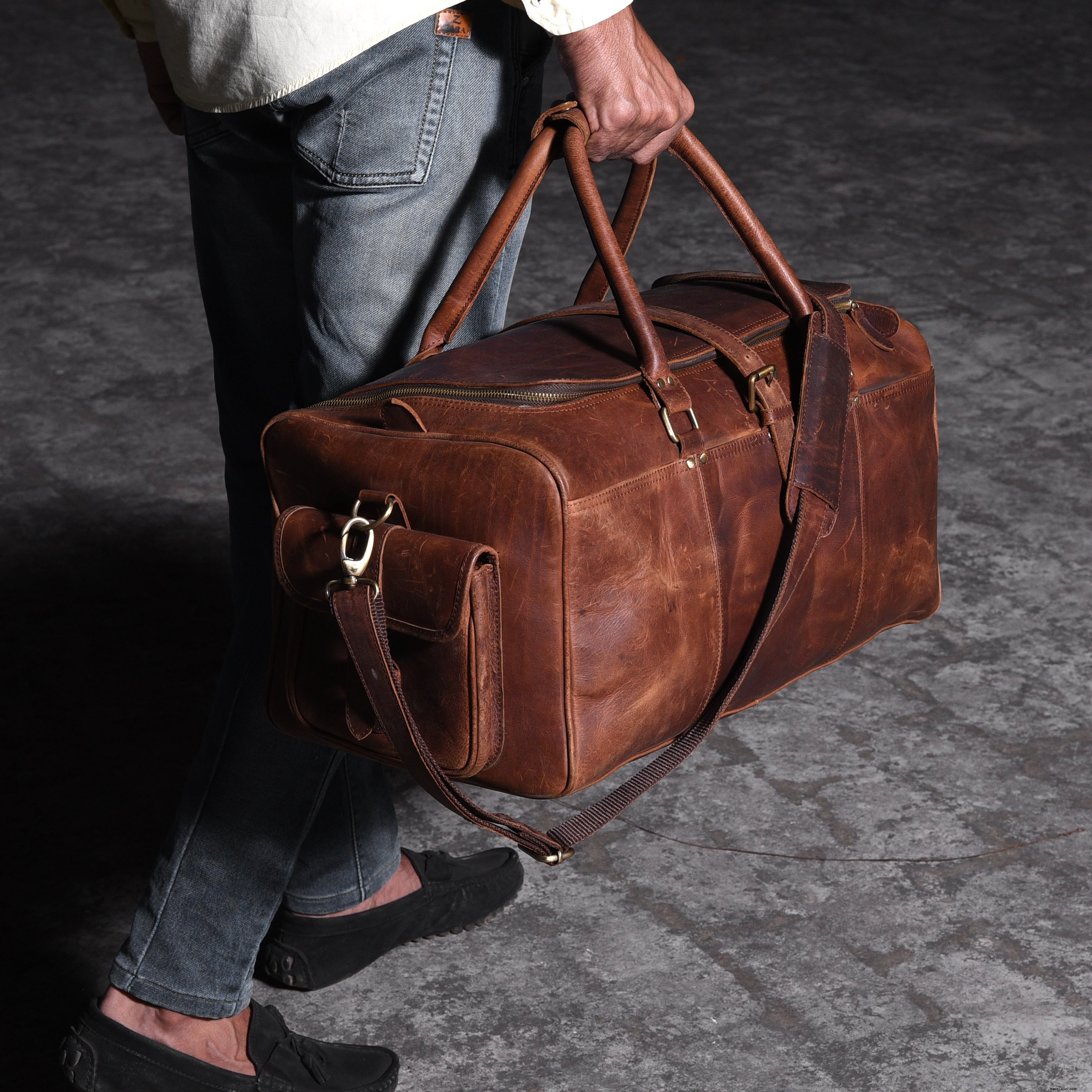 Photo d un homme marchant avec un sac de voyage en cuir