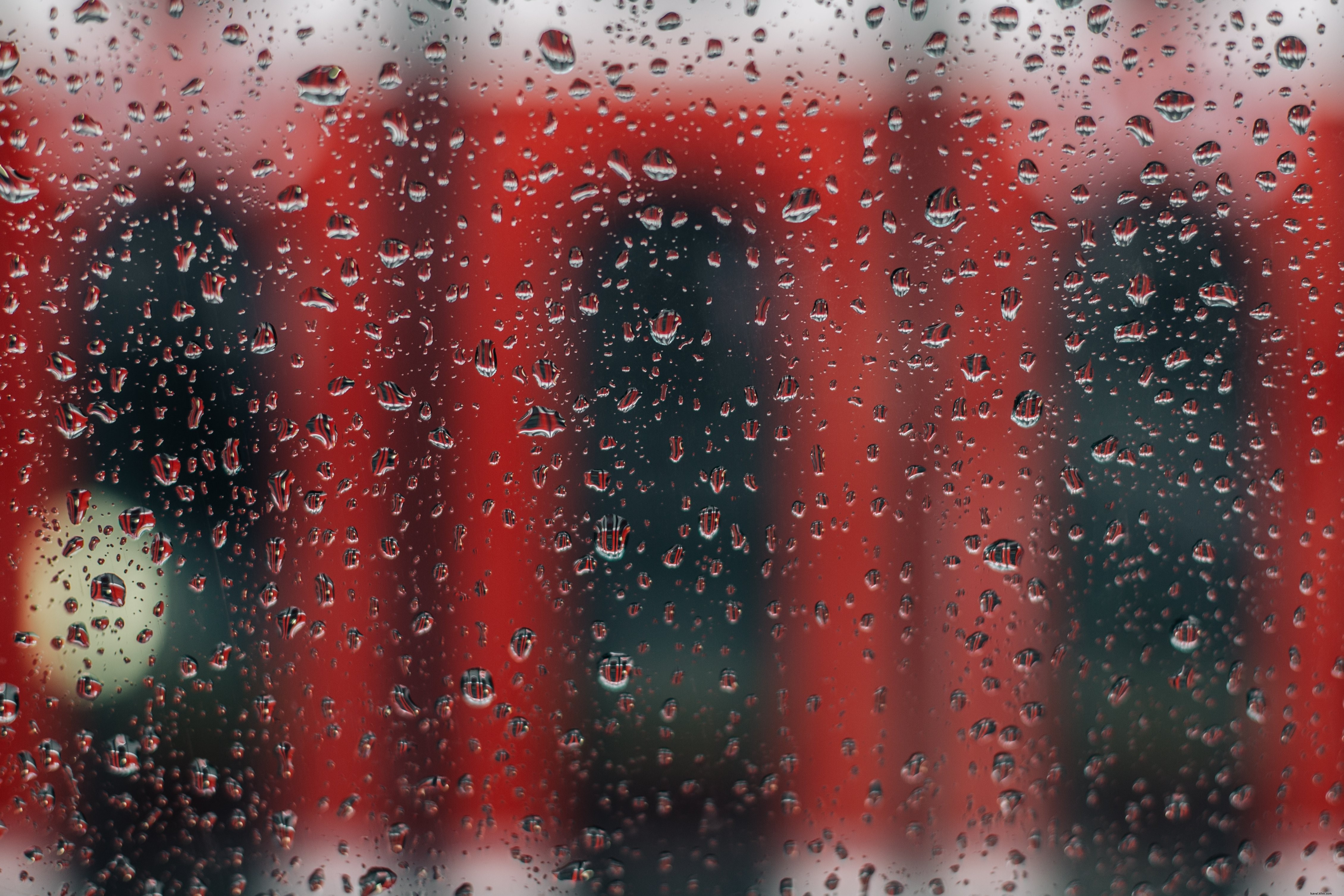 Fenêtre pluviale avec photo d un tramway rouge