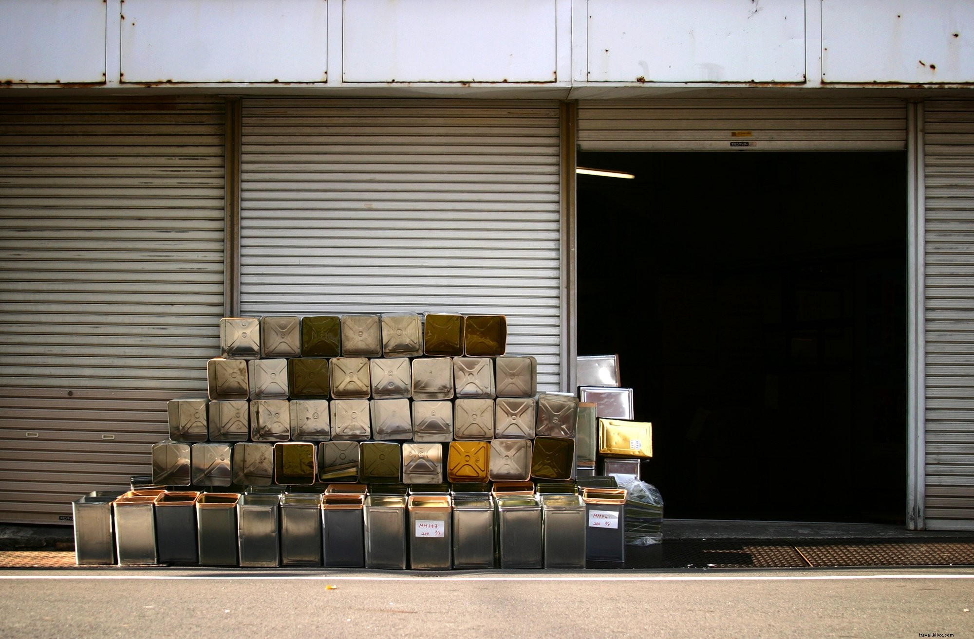 Image d un tas de boîtes en métal