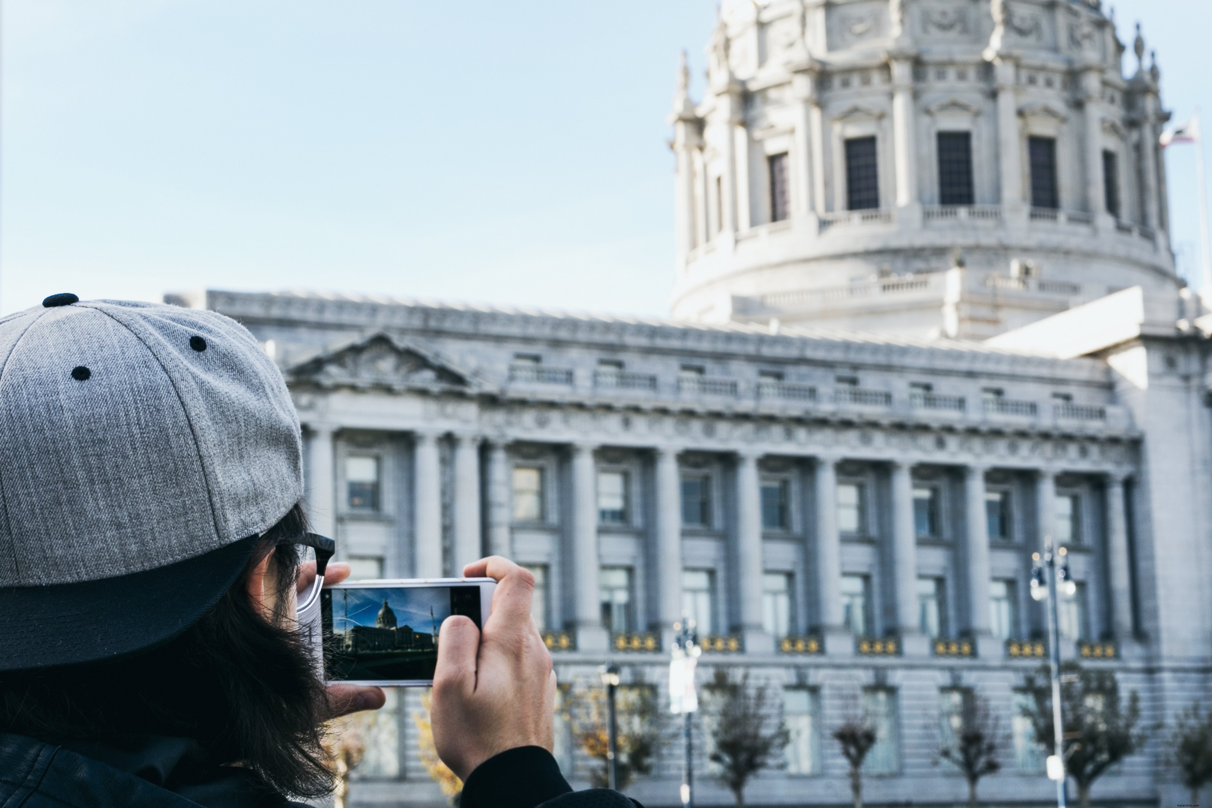 Les touristes et la prise de photos avec leur téléphone portable