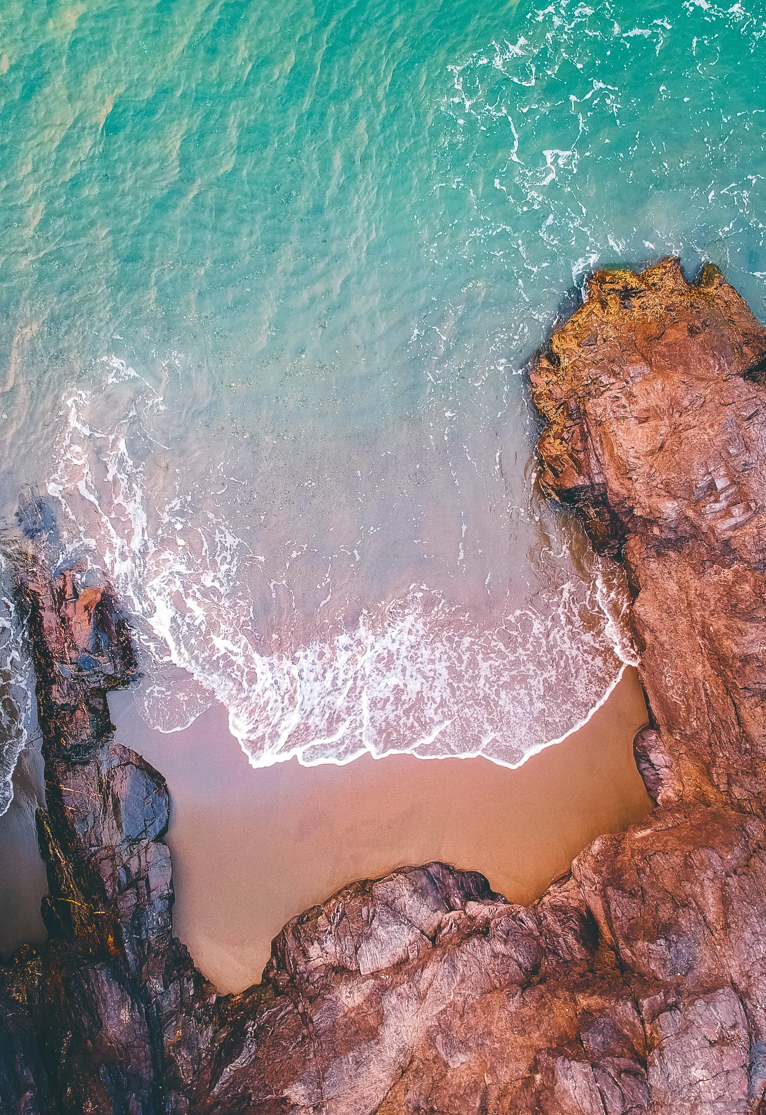 Vue aérienne de la mer agitée le long d’une côte rocheuse
