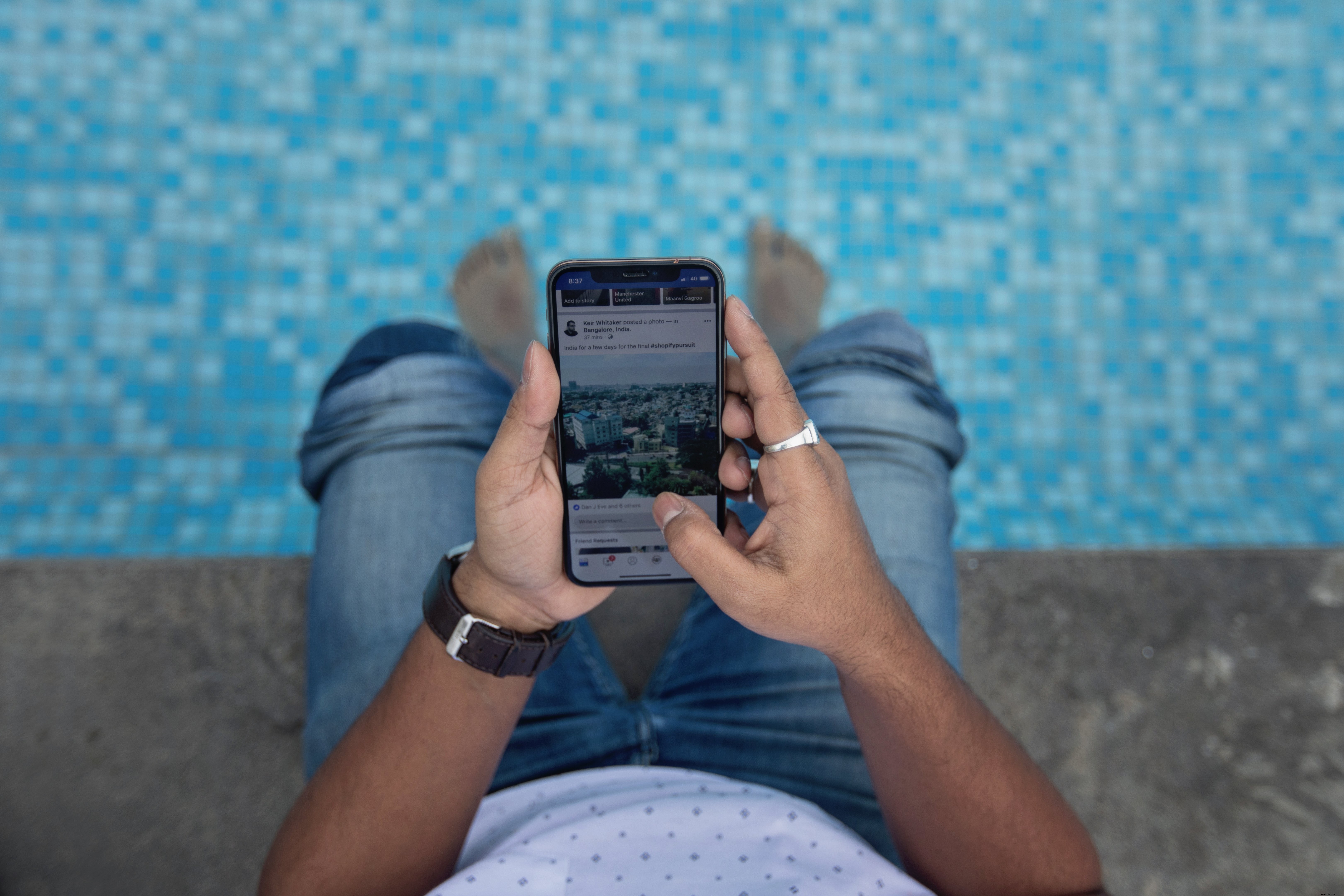 Profitez du bord de la piscine grâce à une photo prise avec votre smartphone