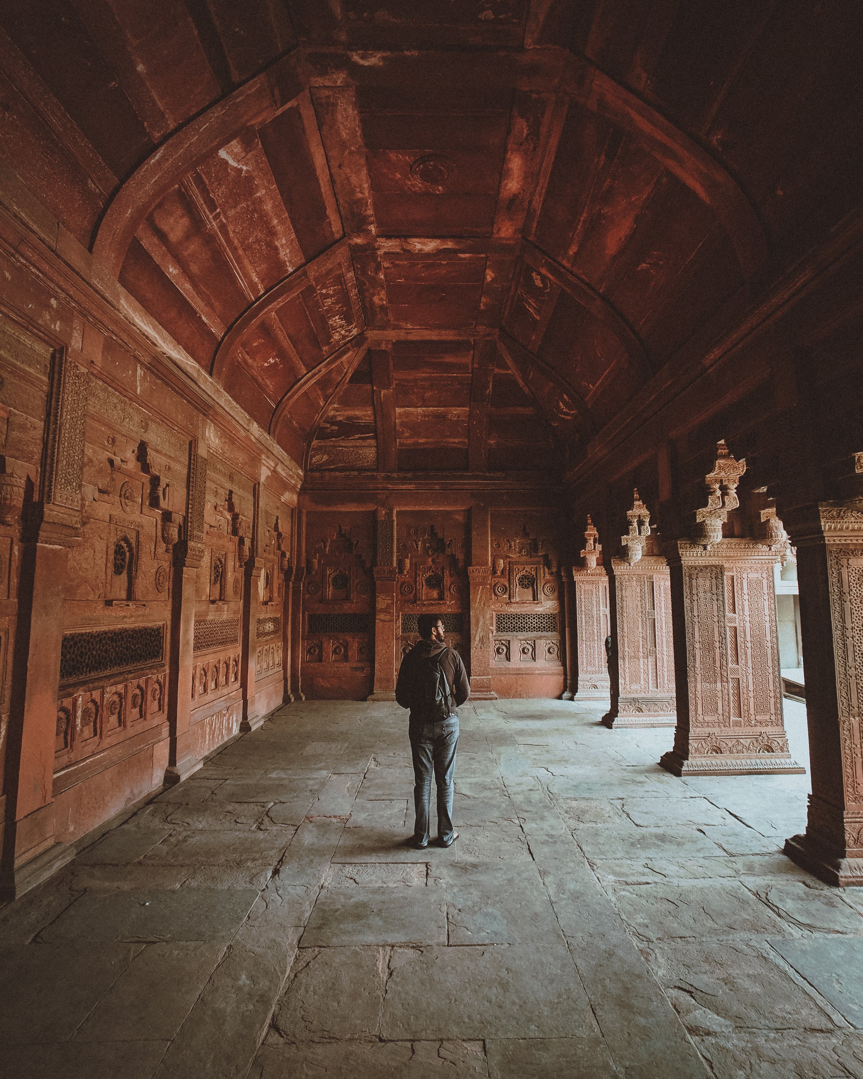 Touriste photographiant chaque recoin d un monastère bouddhiste
