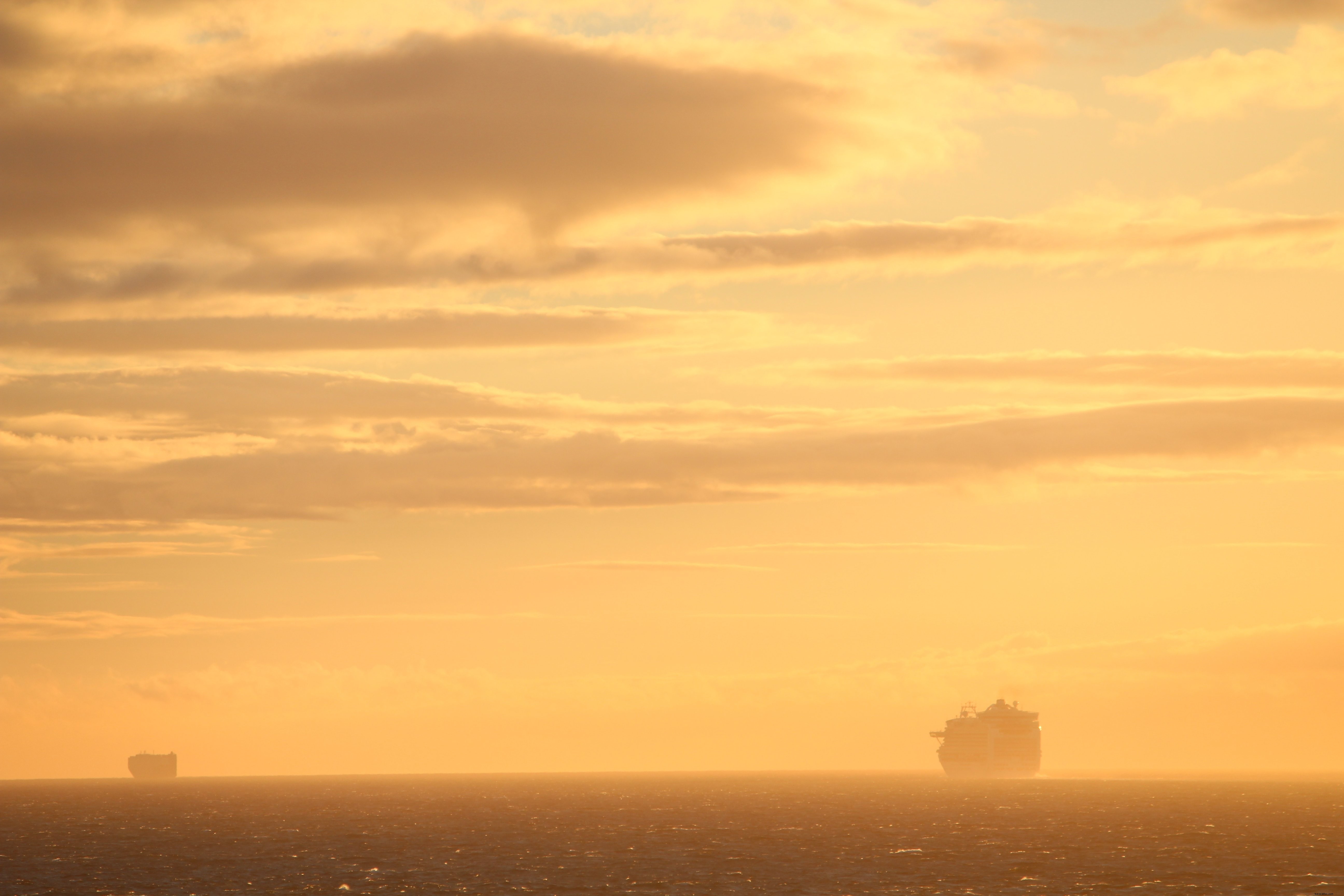 Photo d une silhouette de bateau de croisière au coucher du soleil