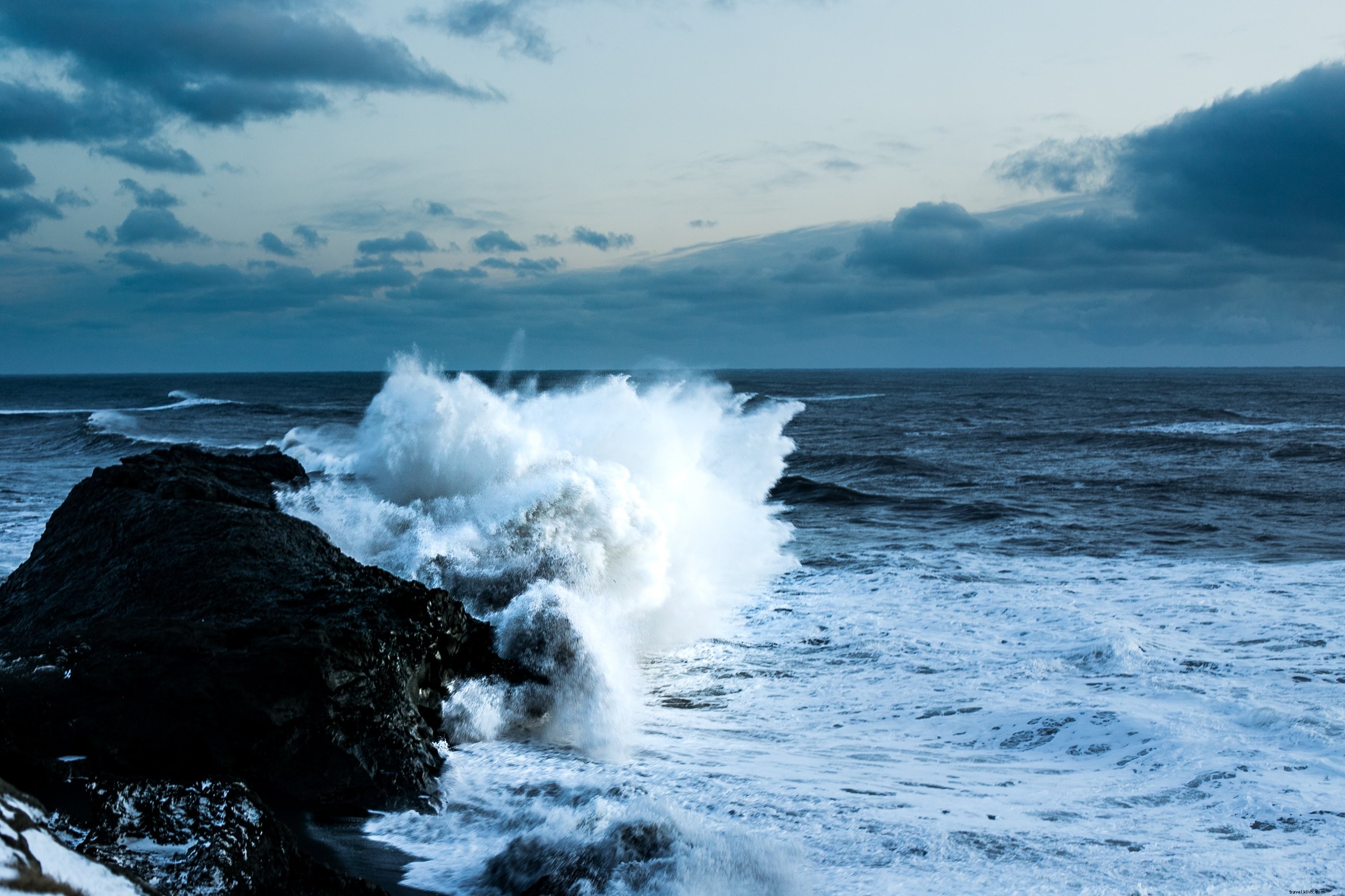 Les vagues se brisent sur la côte rocheuse d Islande