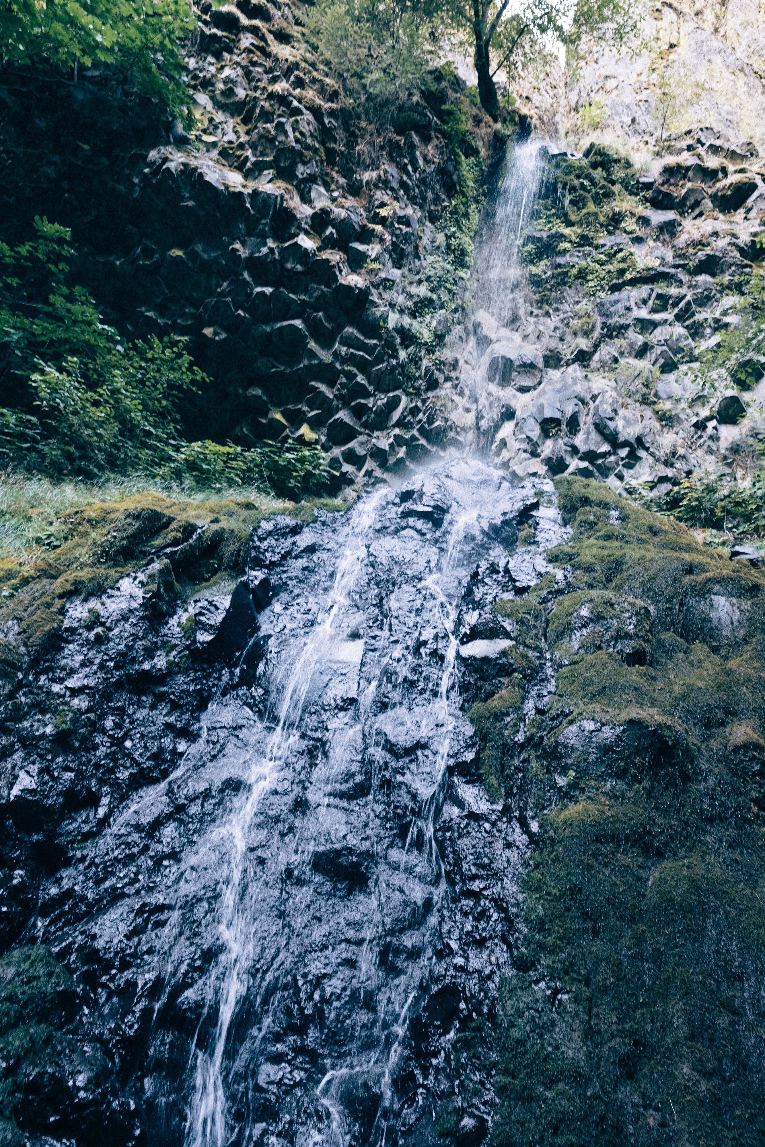 Photo d’une cascade sur le bord des falaises rocheuses