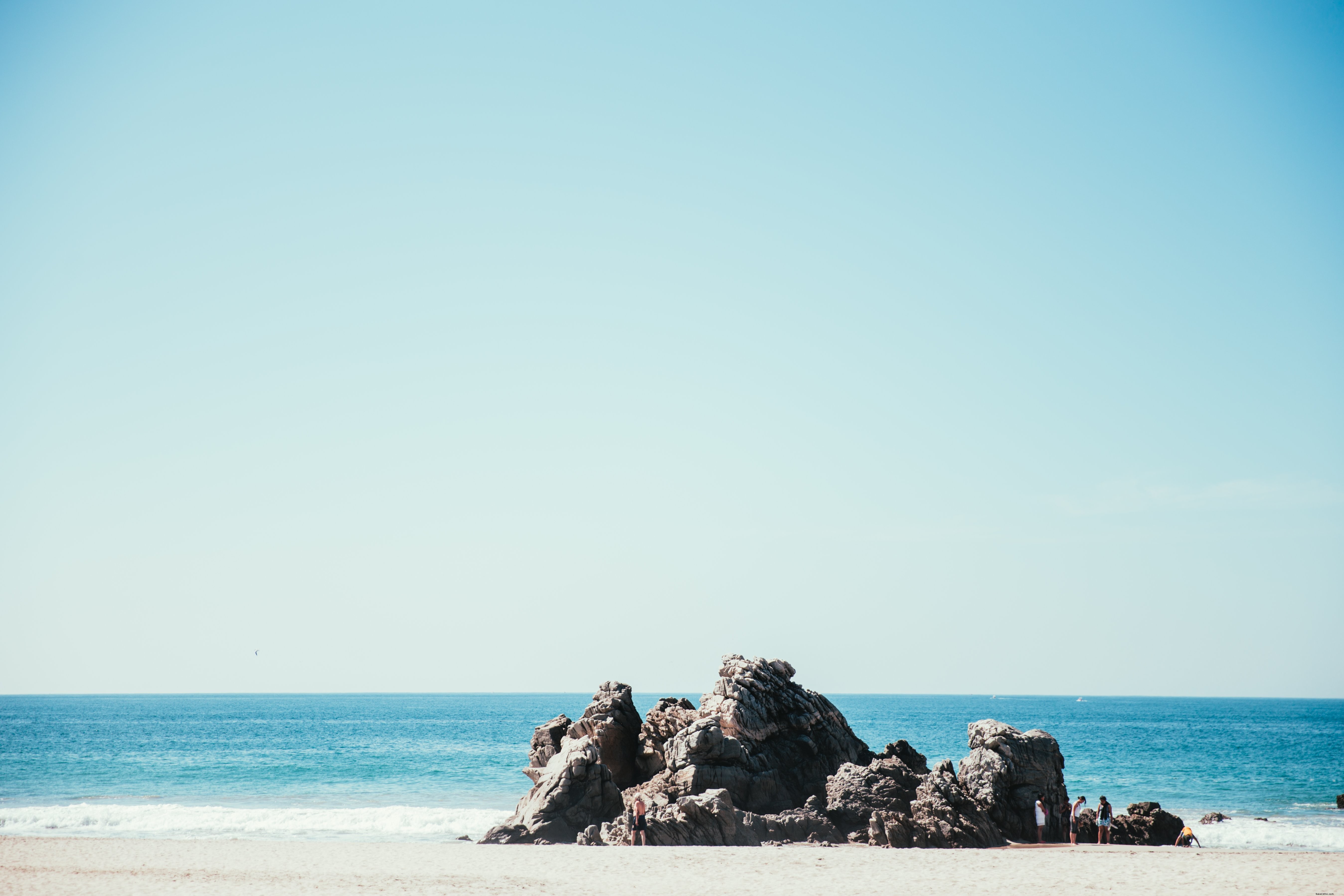 Photographie de rochers au bord de la mer