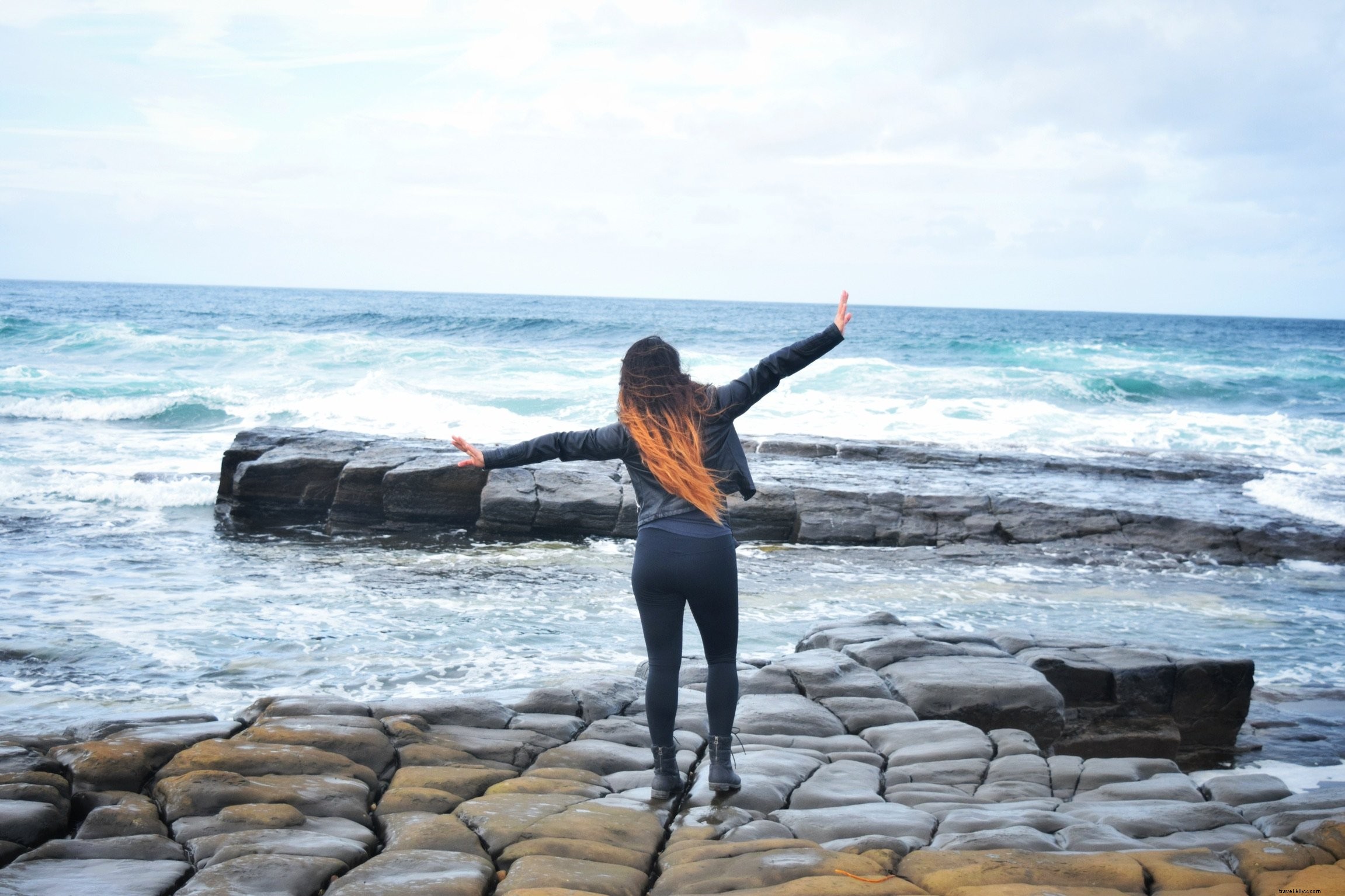 Femme au bord de l océan, bras ouverts – Photo