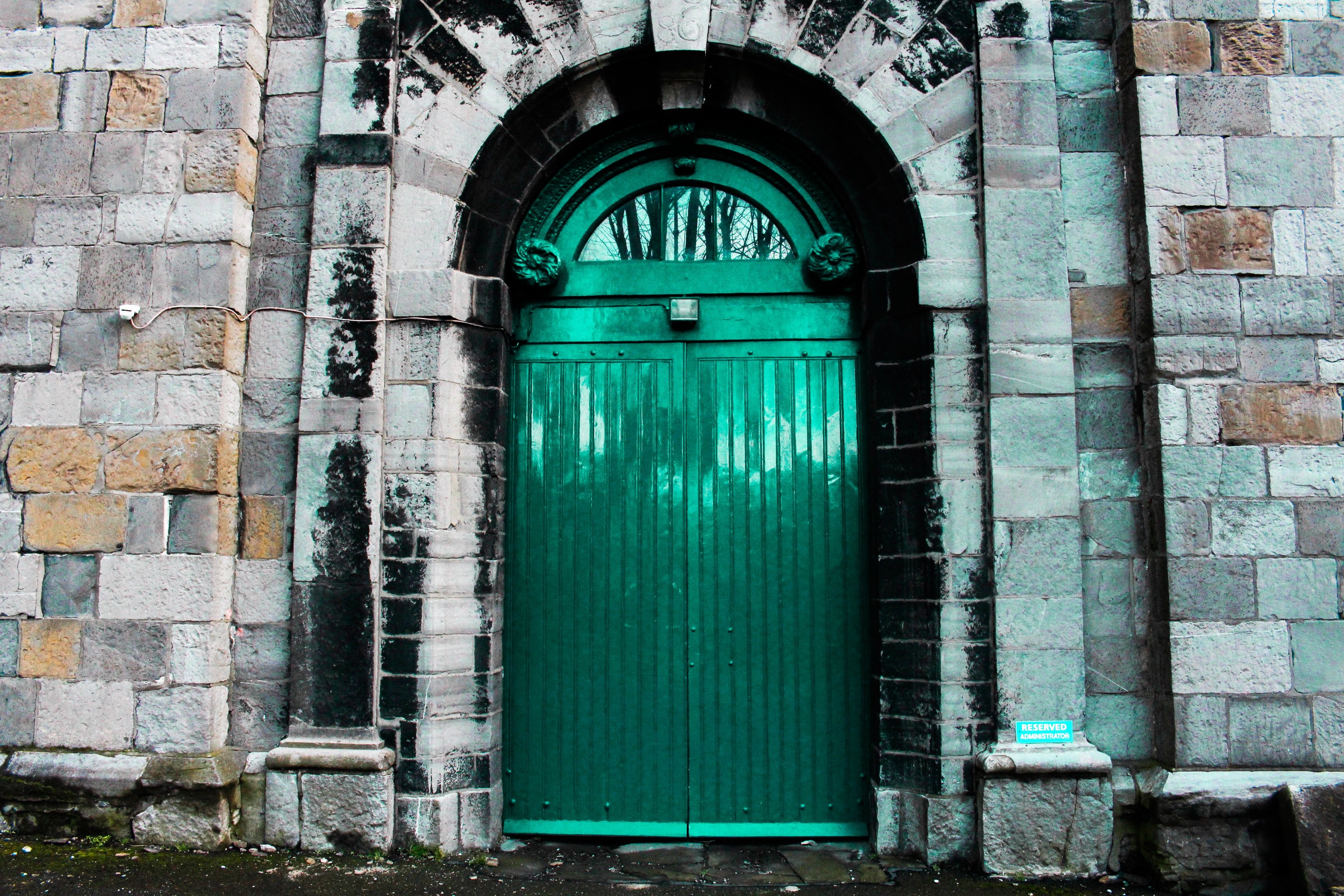 Photo d architecture d une porte de château verte