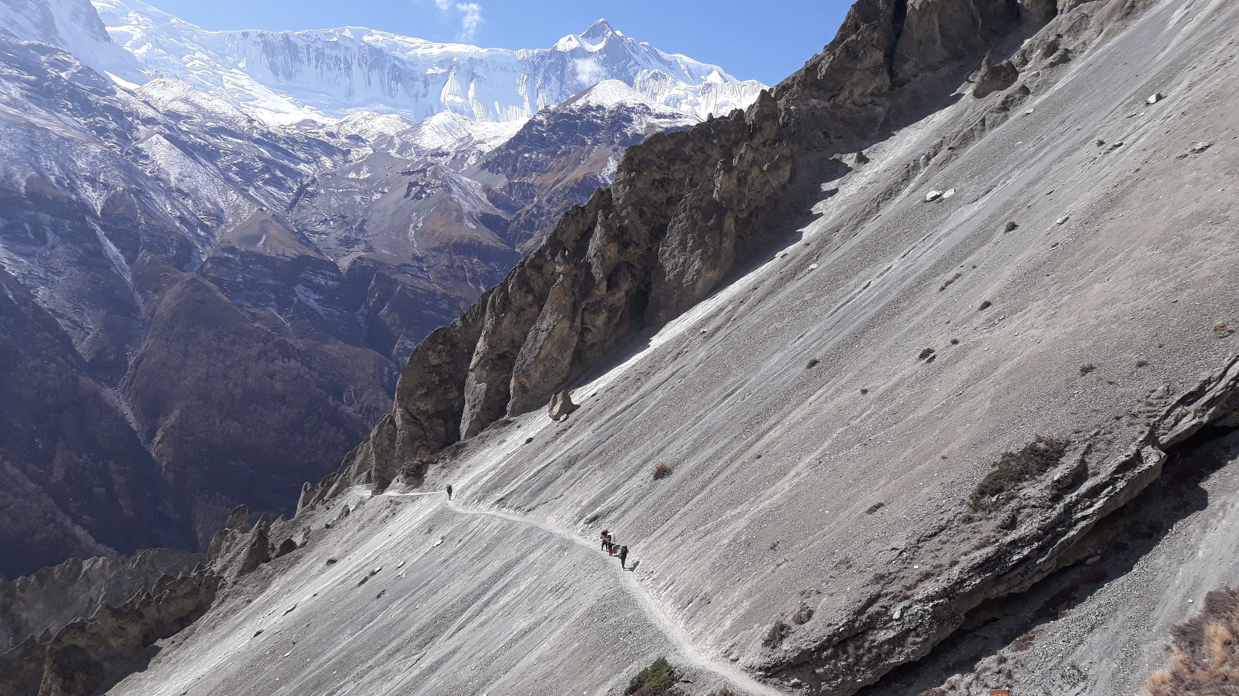 Randonneurs sur le sentier de montagne