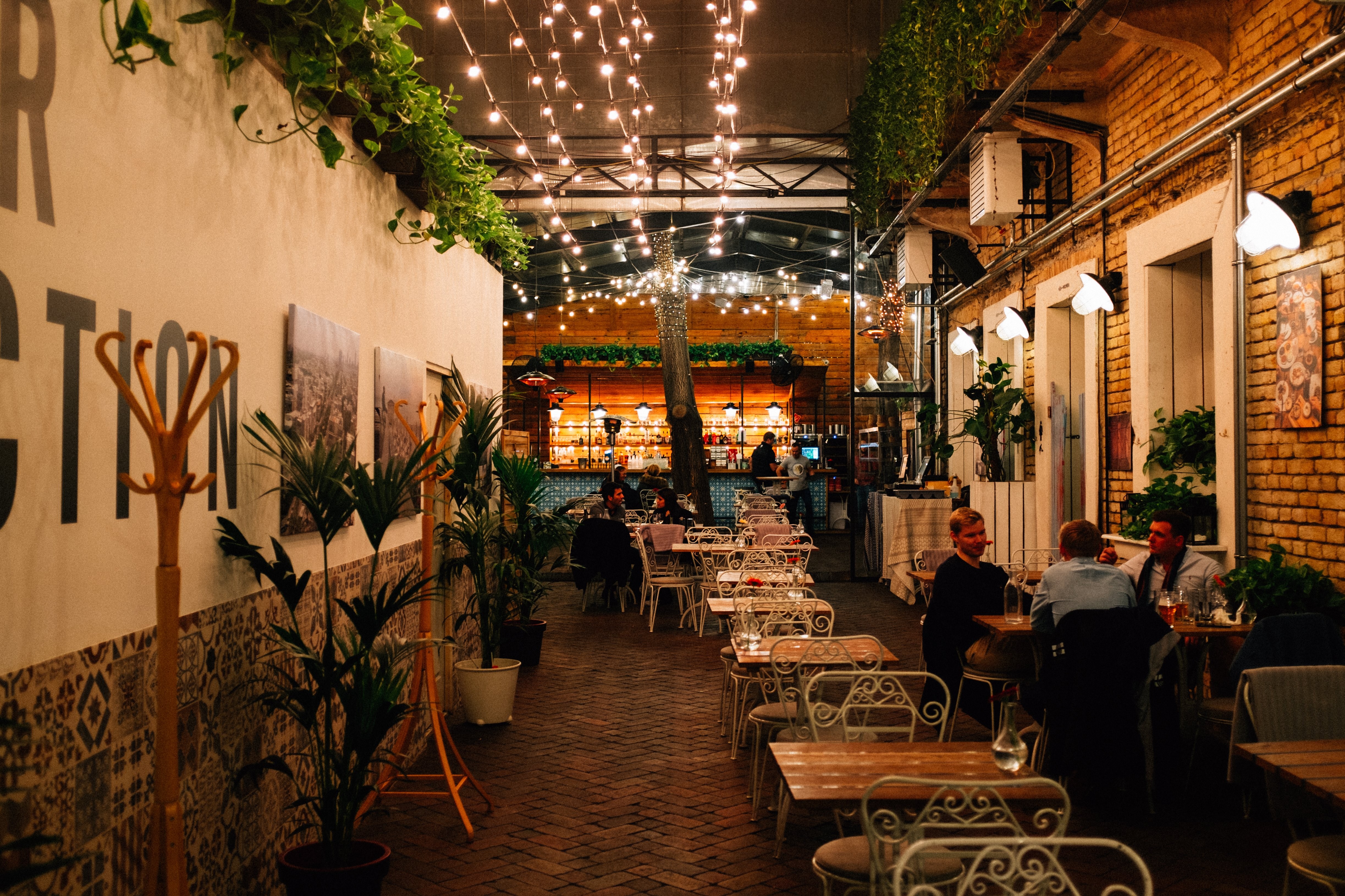 Photo d un restaurant pittoresque sous des guirlandes lumineuses