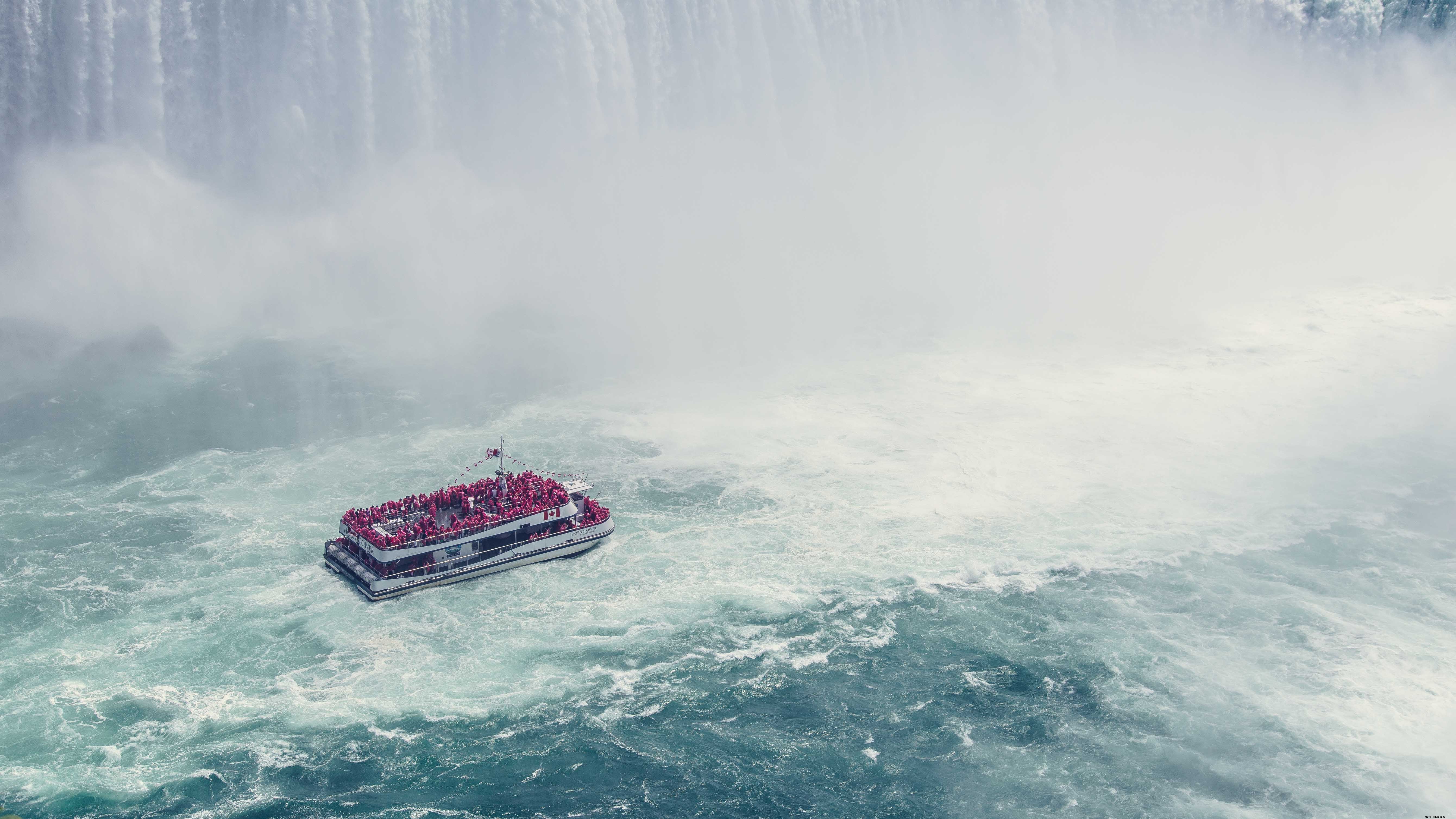 Photo d un bateau près d une cascade