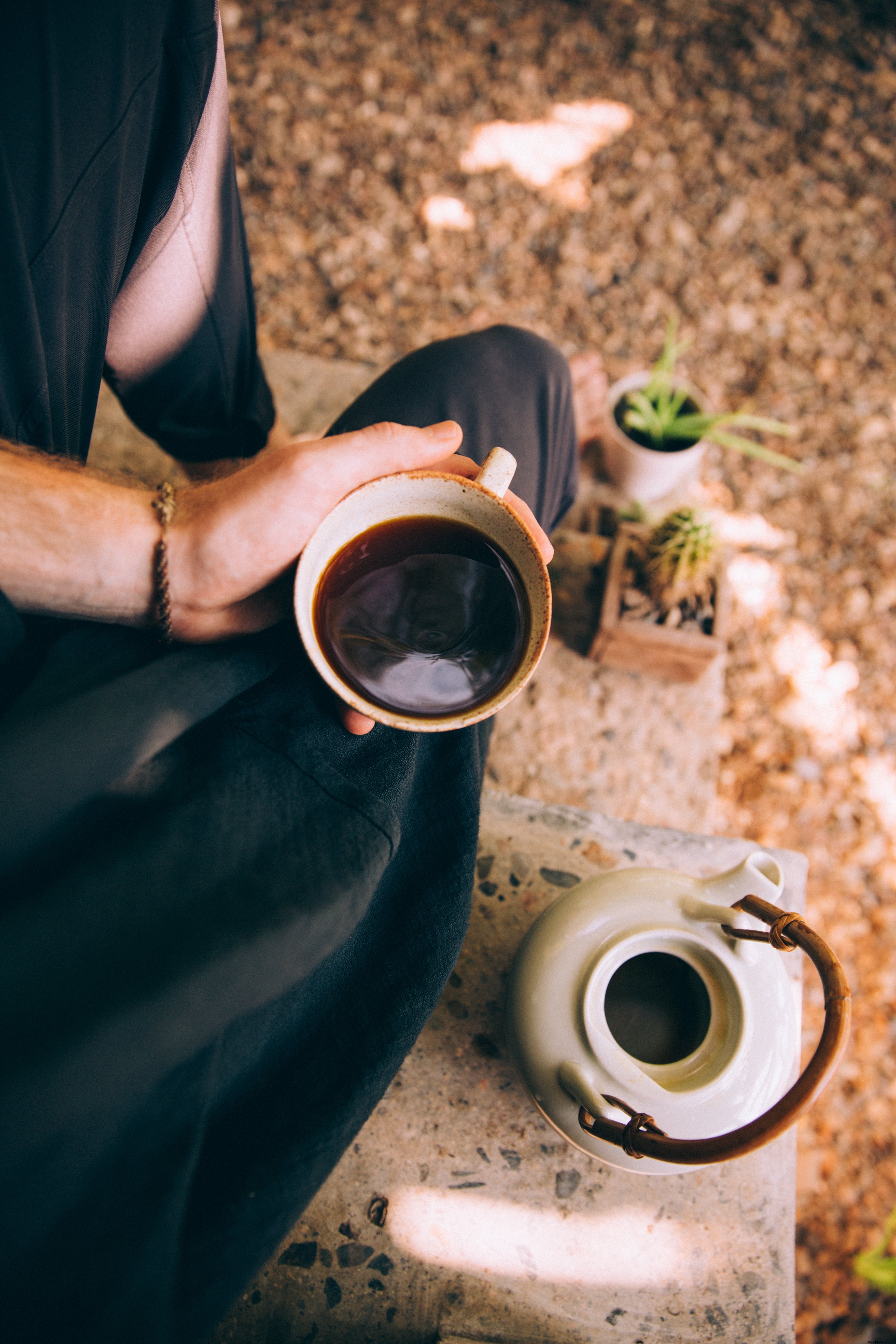 Prendre un café noir en pleine nature pour une photo d entreprise