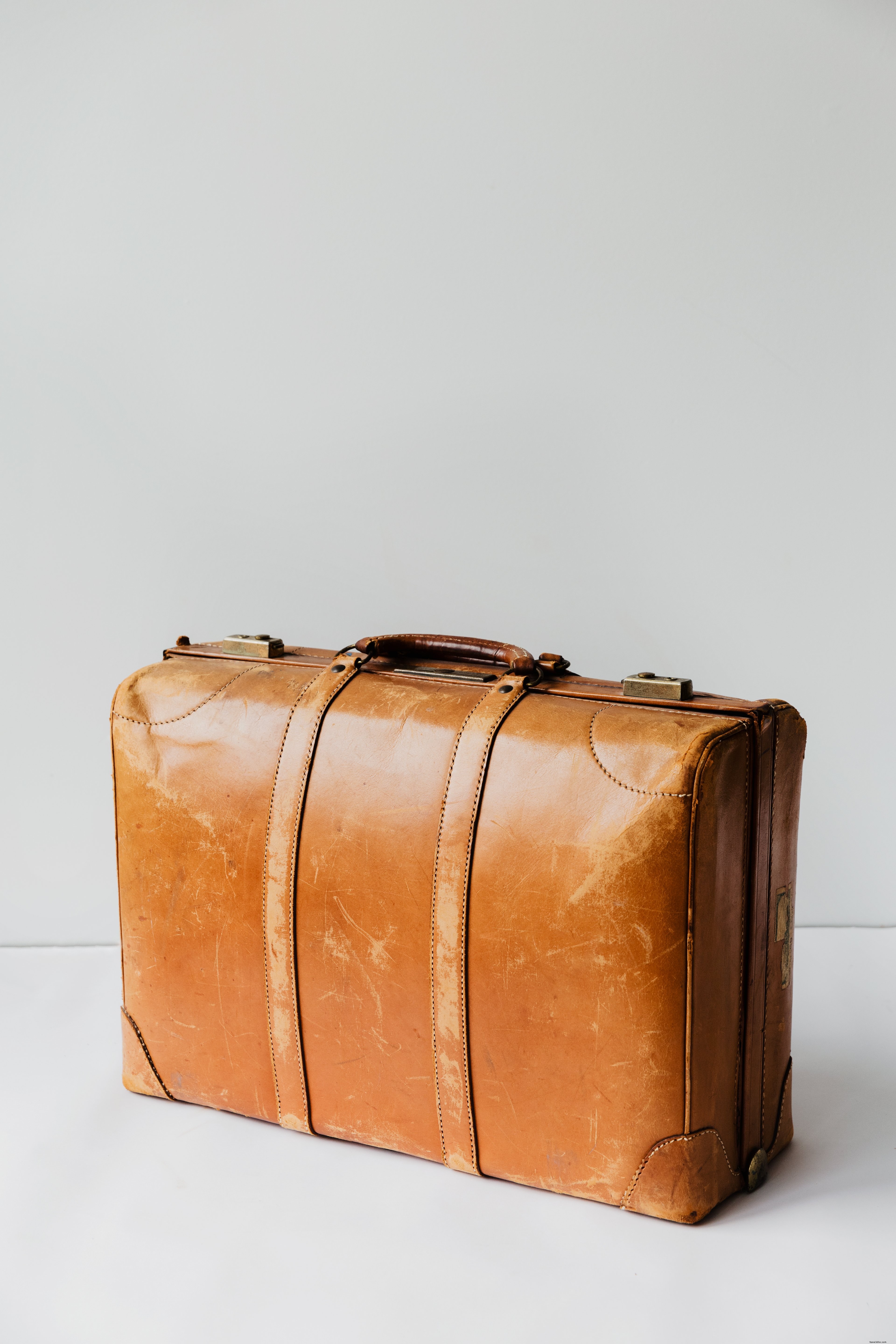 Photo d une valise en cuir marron