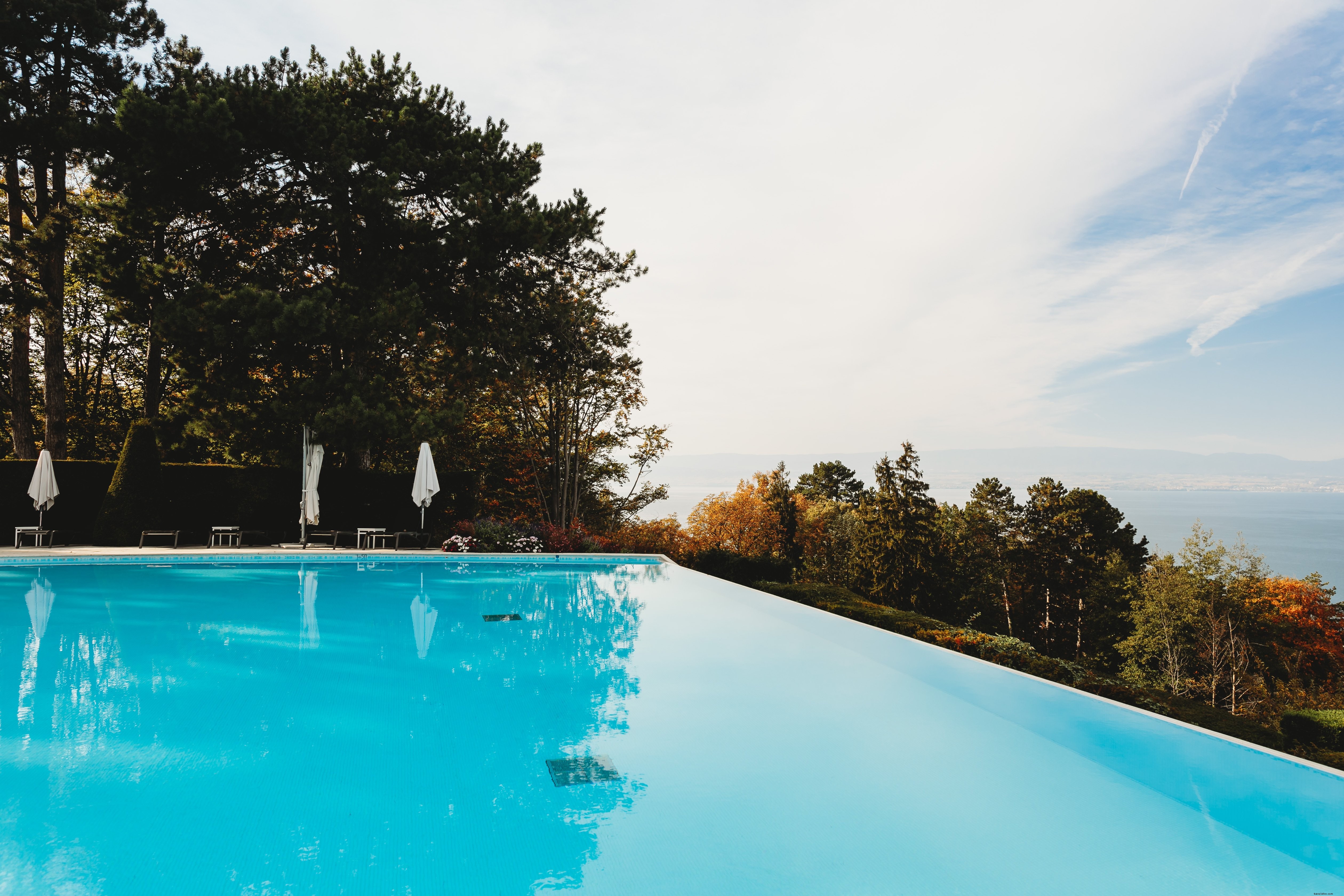 Image de la somptueuse piscine à débordement de l hôtel de luxe