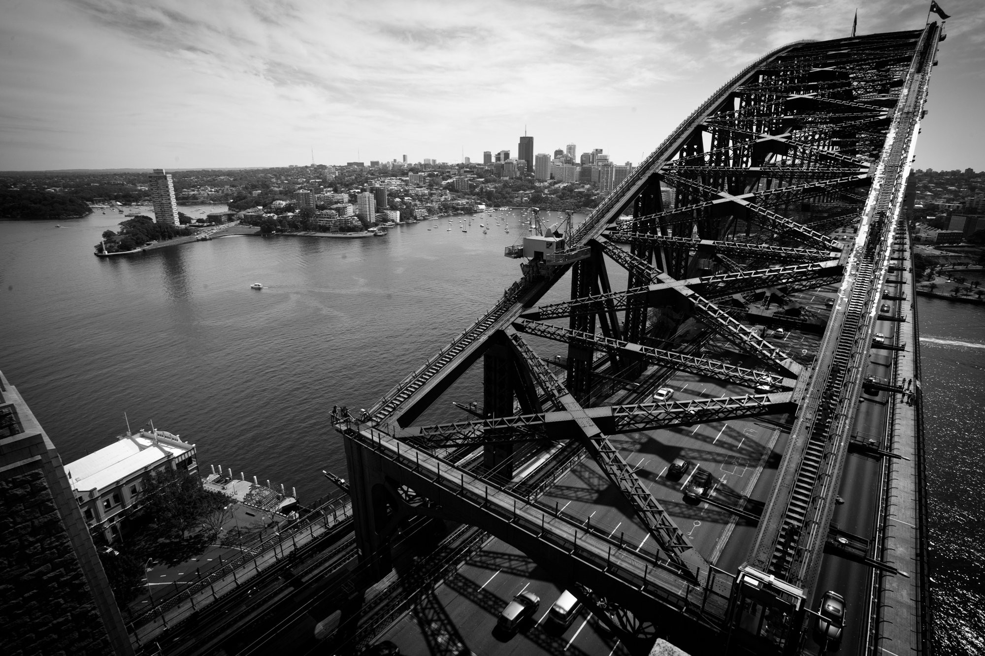 Pont en noir et blanc sur la photo de la ville