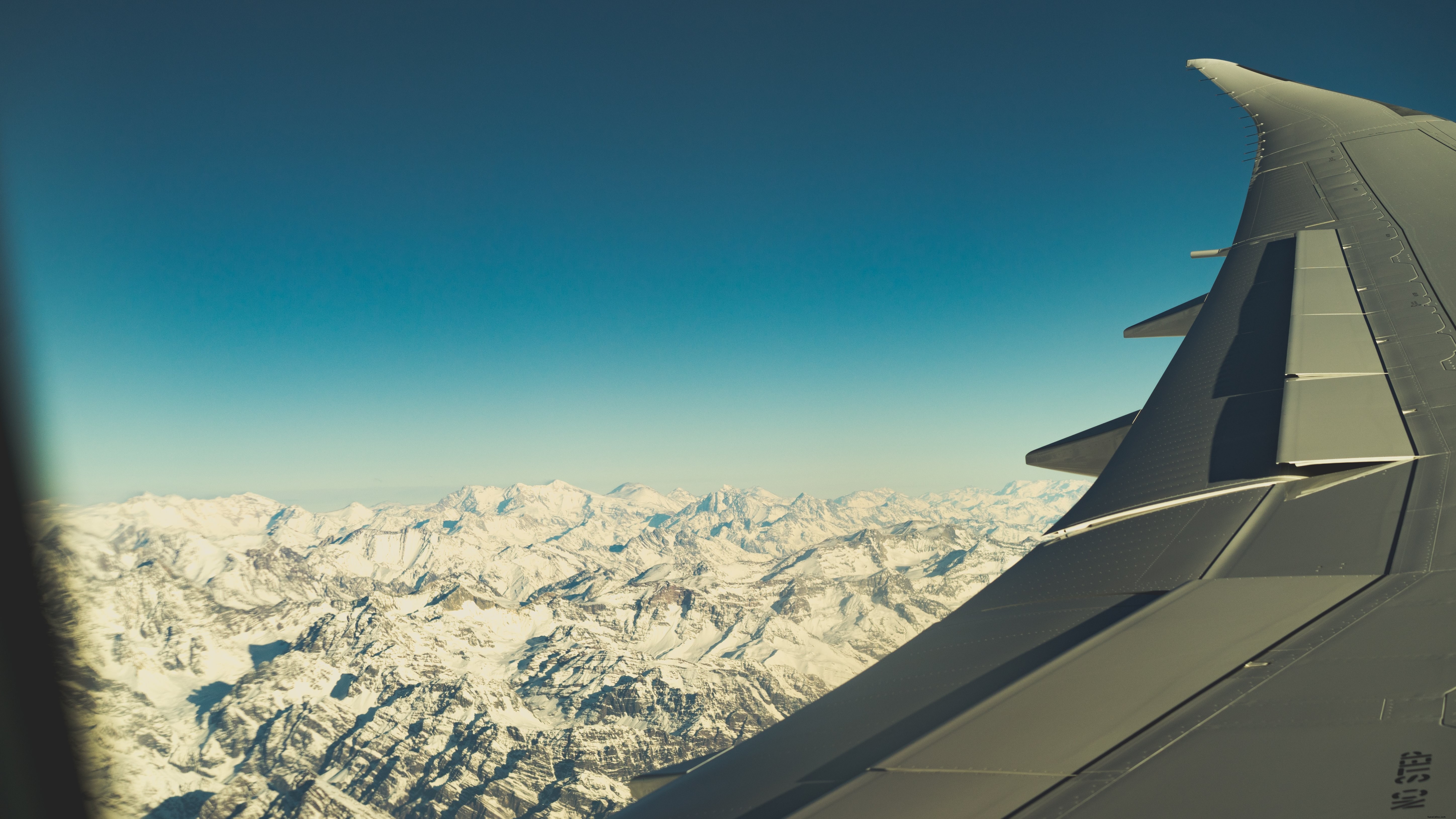 Photos de neige vues depuis le hublot de l’avion