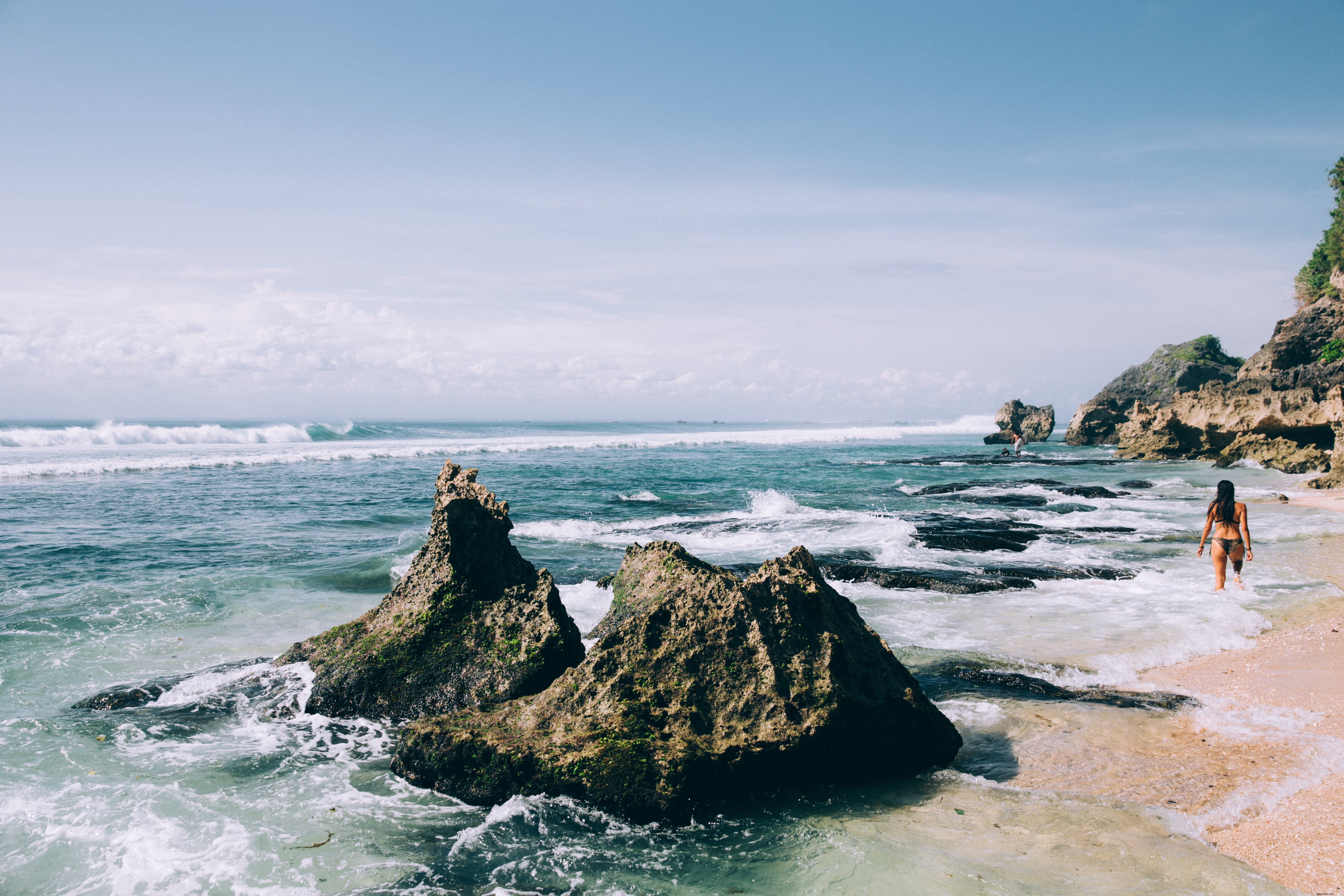 Photo d une femme en bikini se promenant le long d une plage de sable