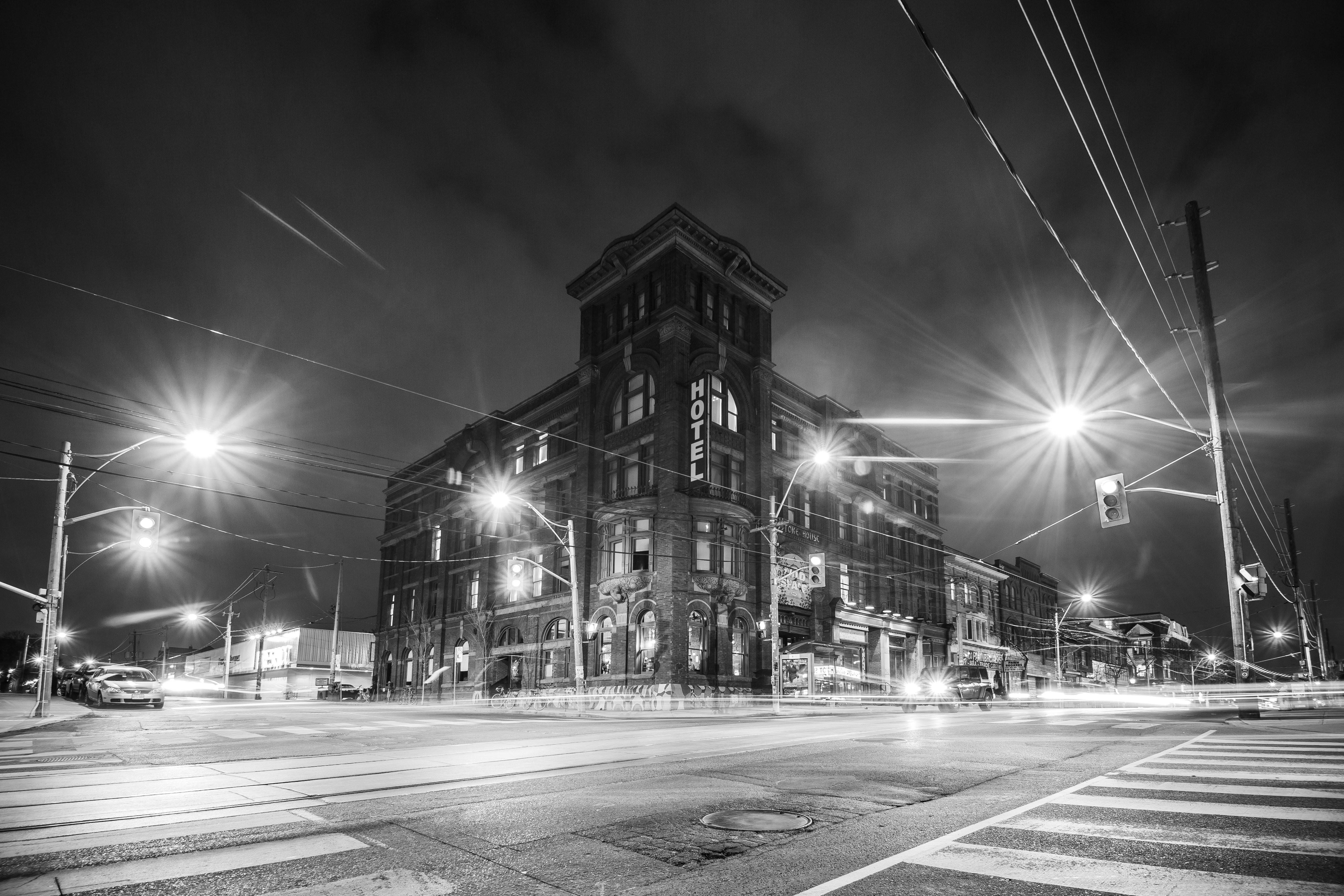 Photo artistique d’un hôtel de ville en noir et blanc