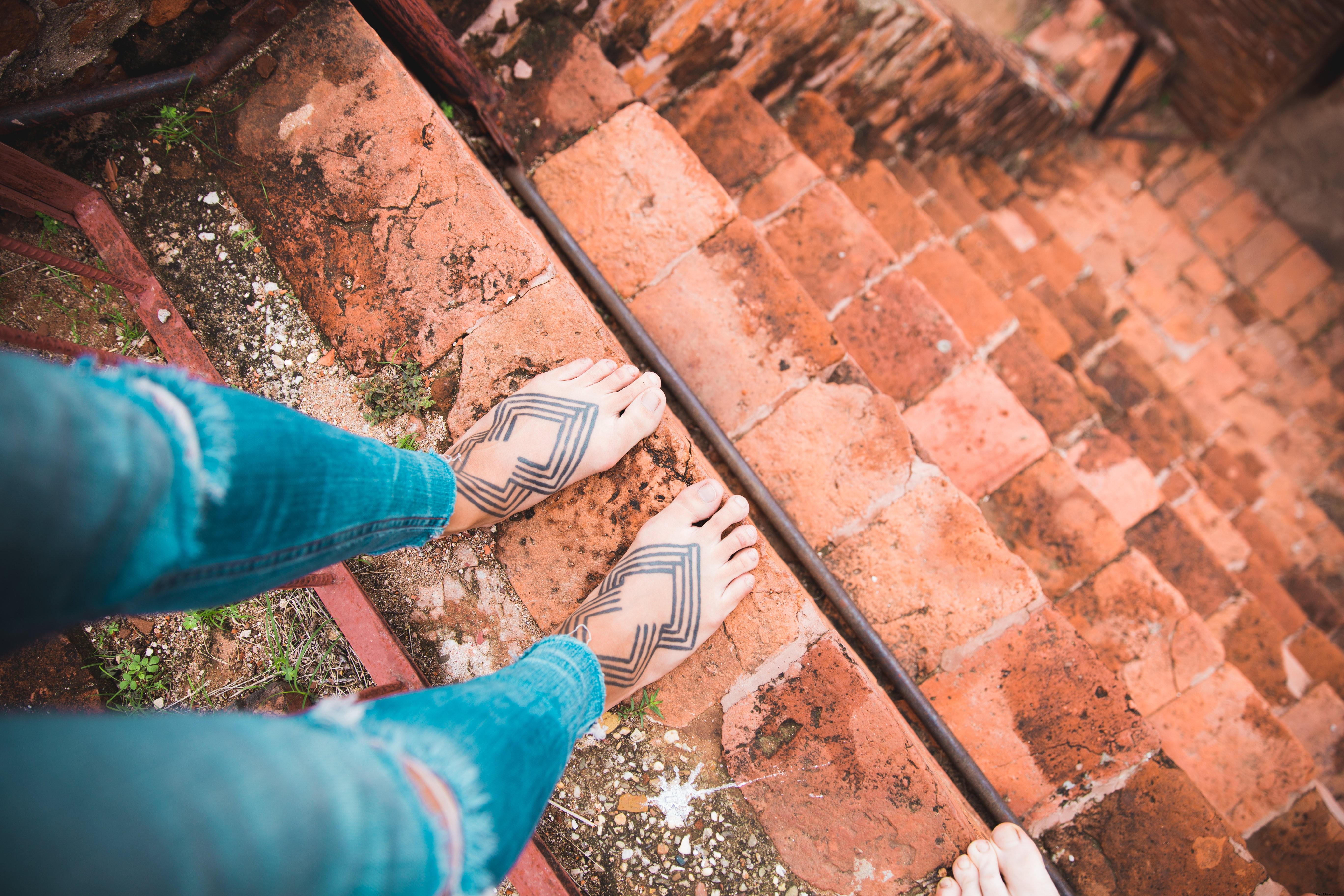 Pieds tatoués sur un escalier raide