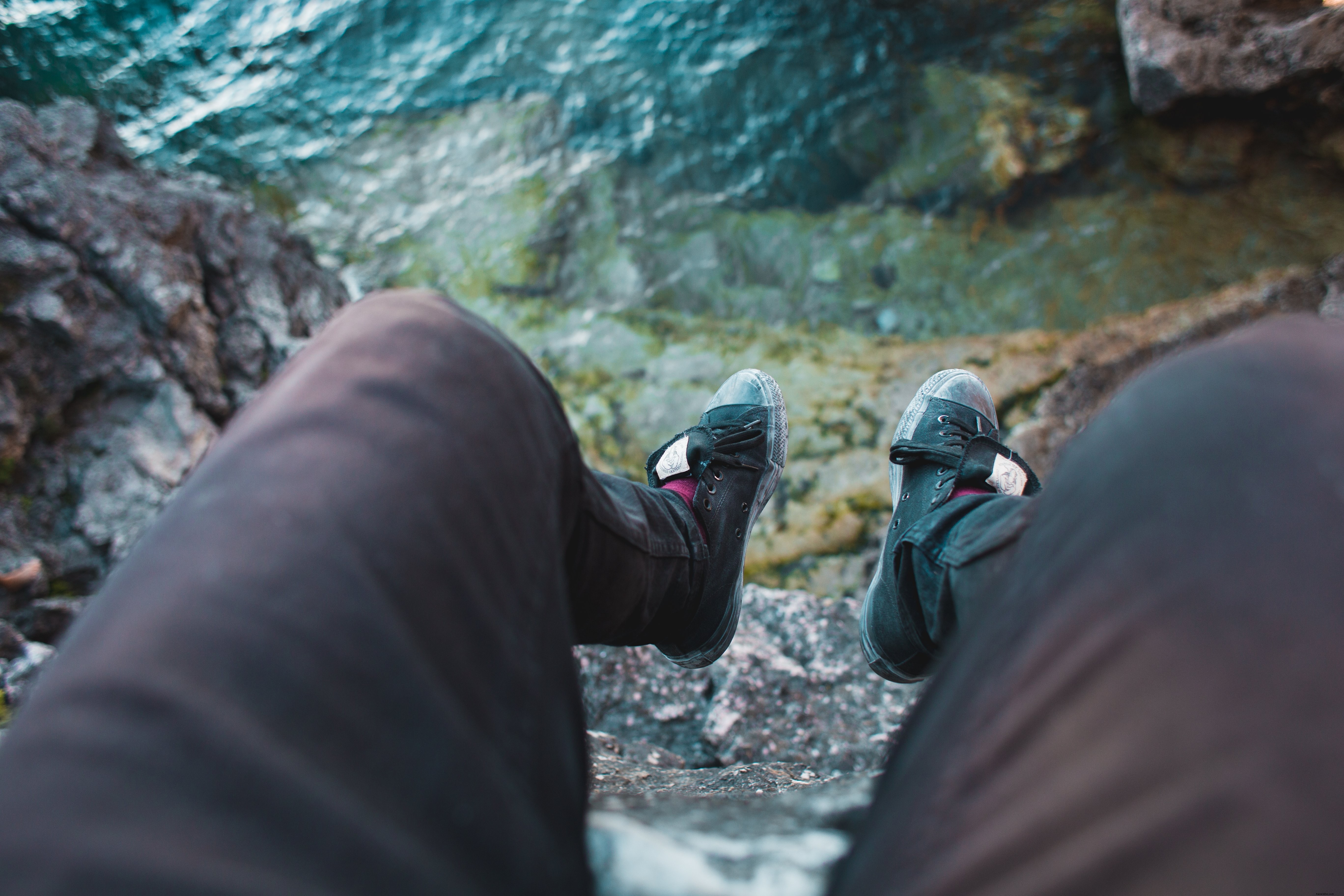 Photo : pieds suspendus au-dessus du bord