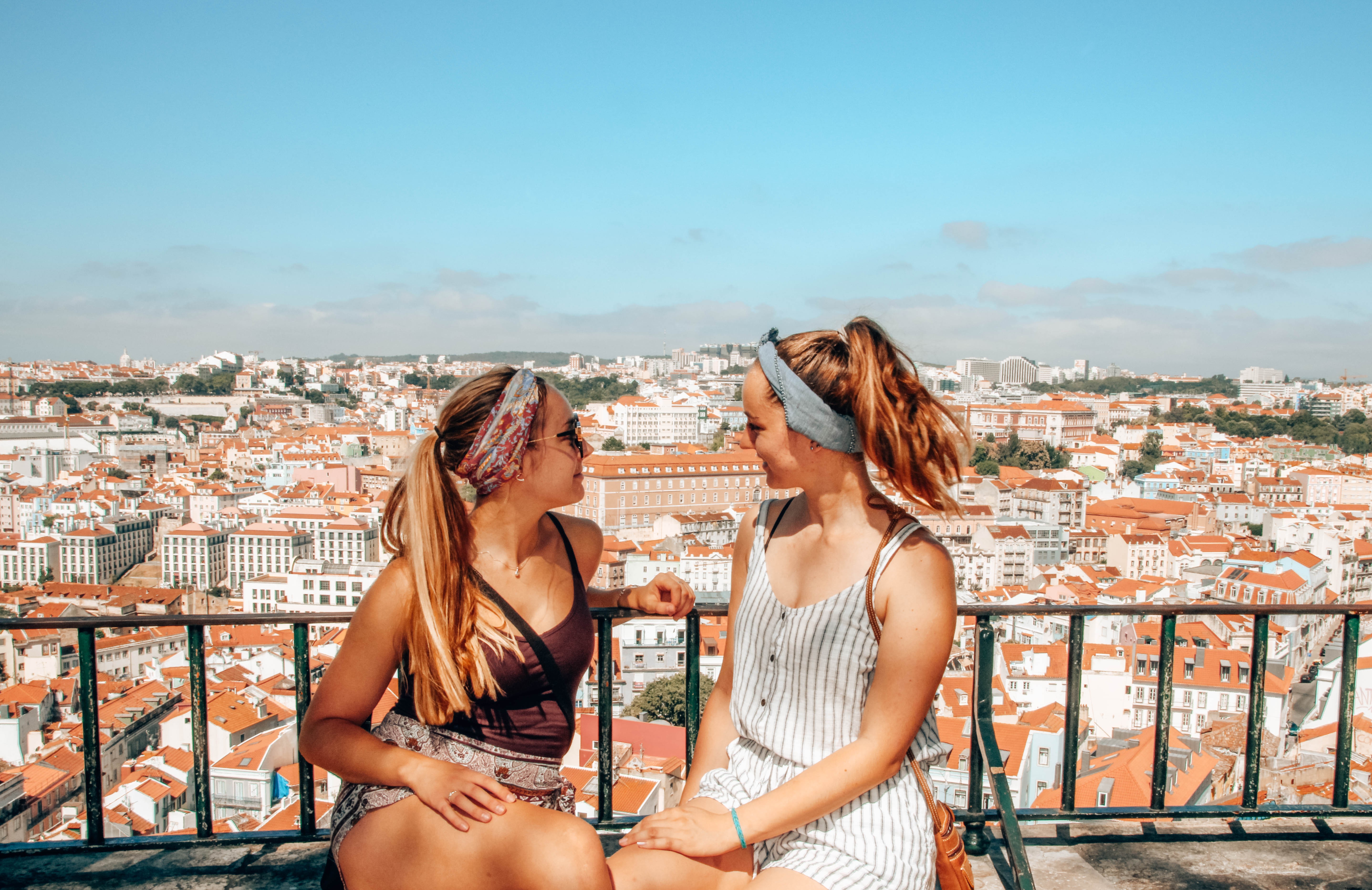 Des amis discutent au belvédère de la ville