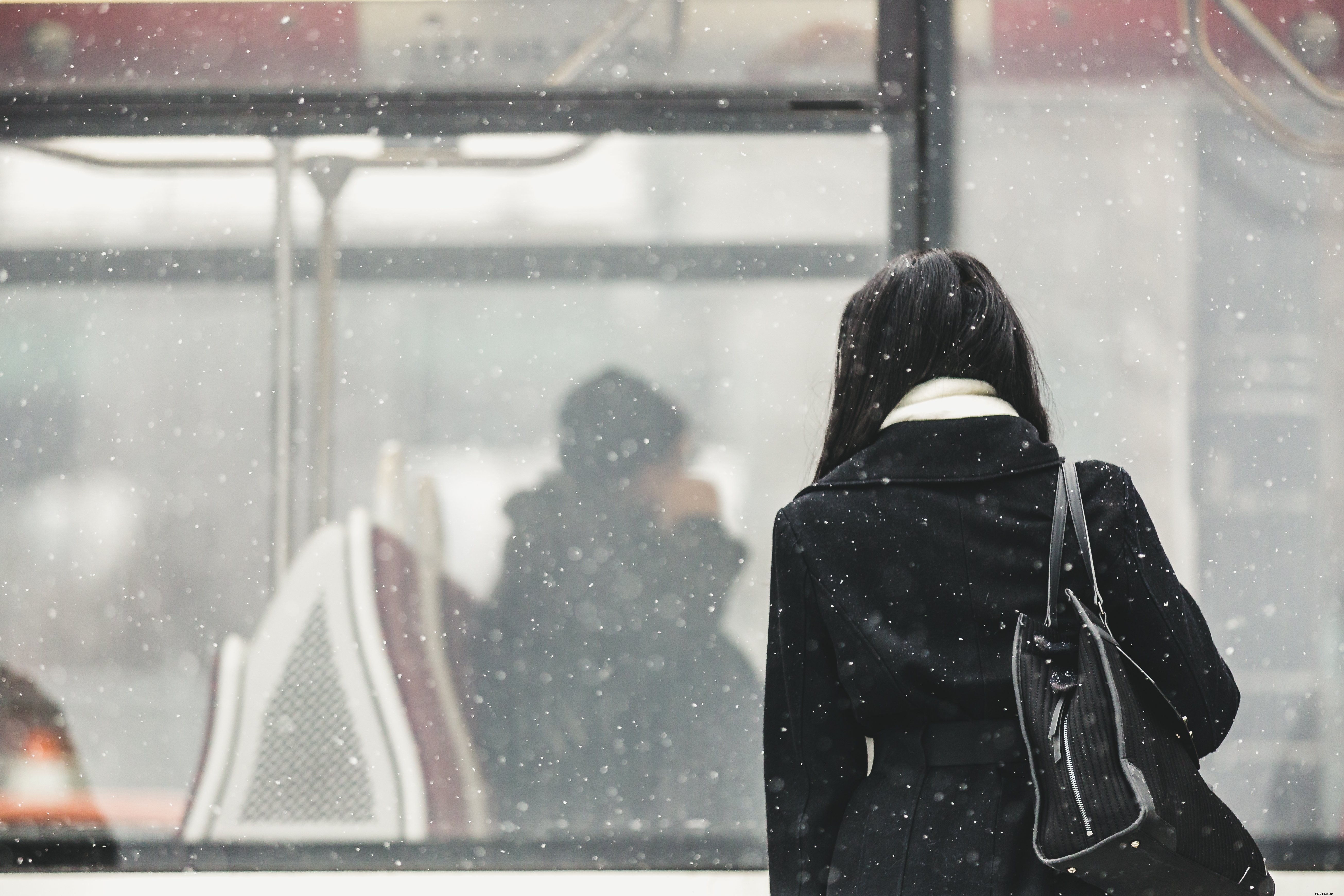 Attendre le transit sous la neige – Photo