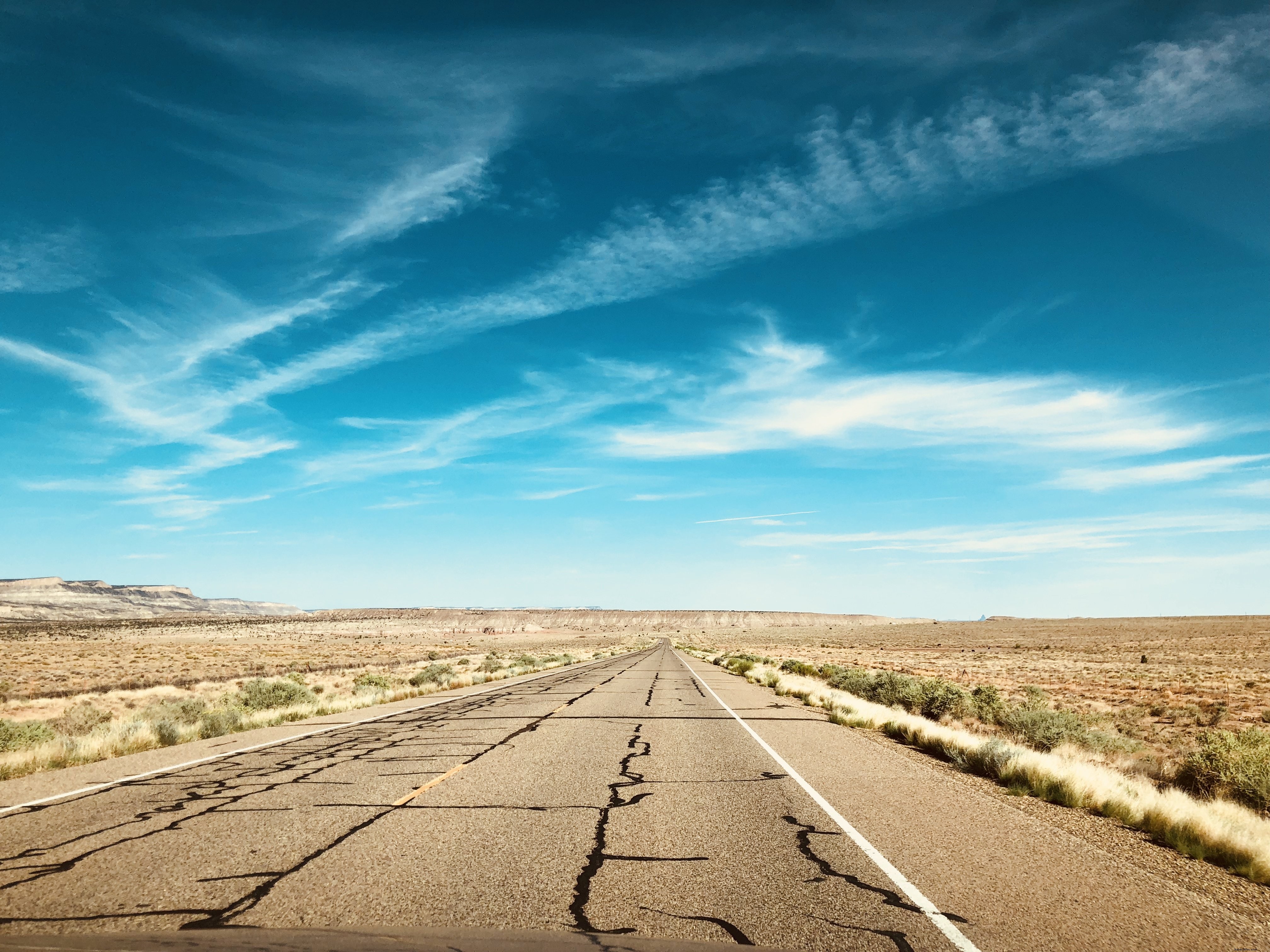 Ciel d un bleu éclatant au-dessus d une autoroute désertique fissurée