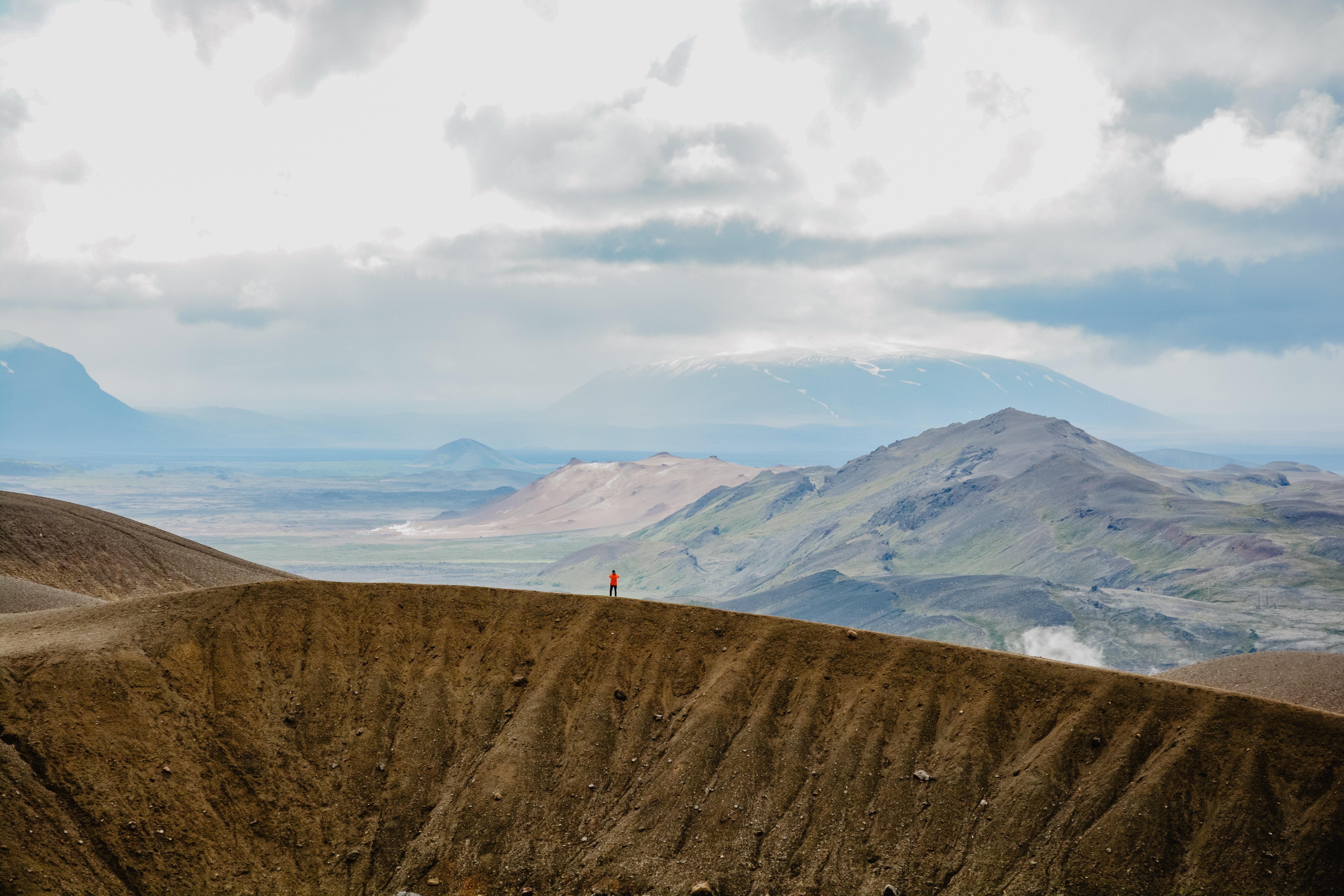 Photo d’un randonneur en Islande sur une montagne glaciaire