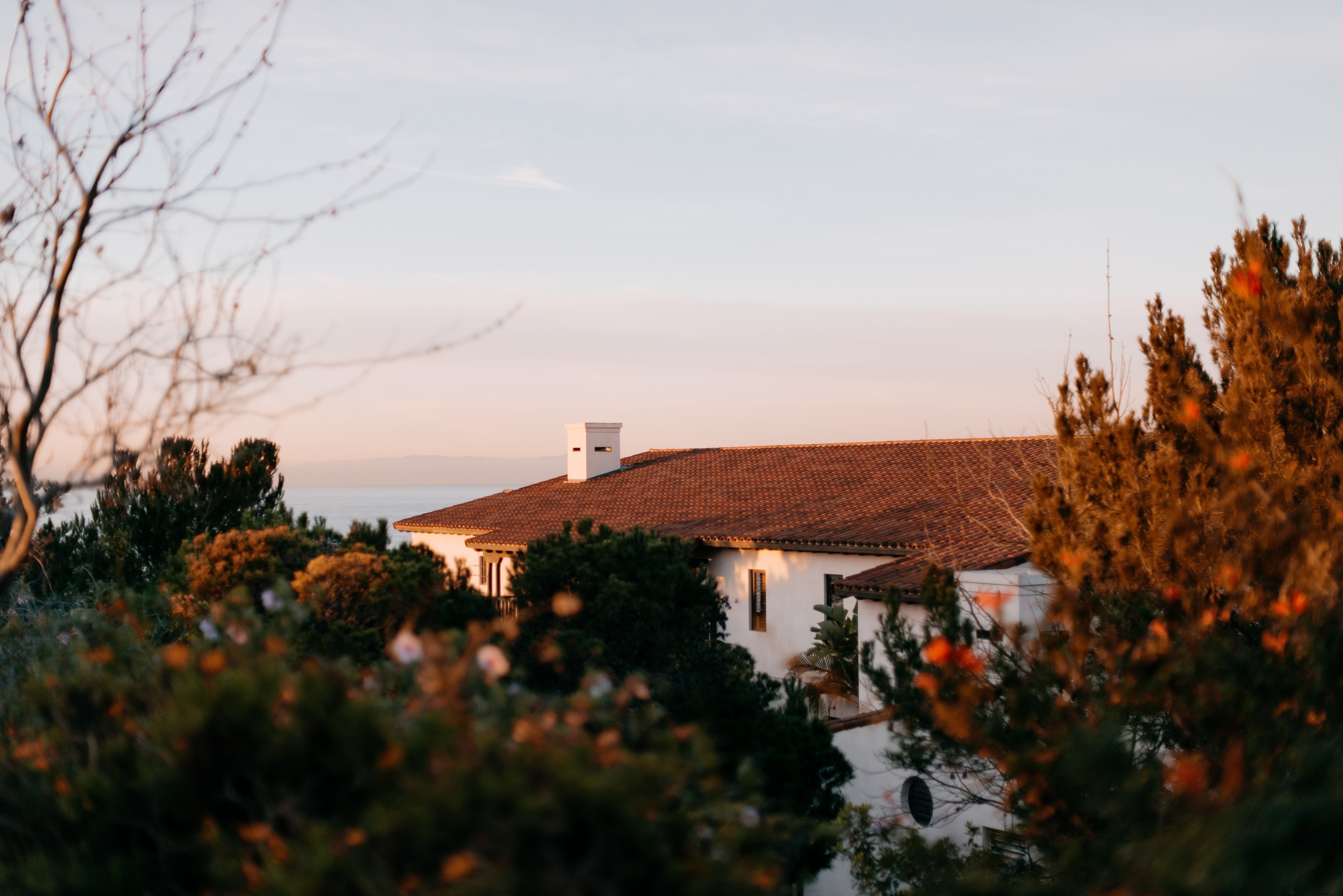 Le soleil illumine le toit d une maison californienne