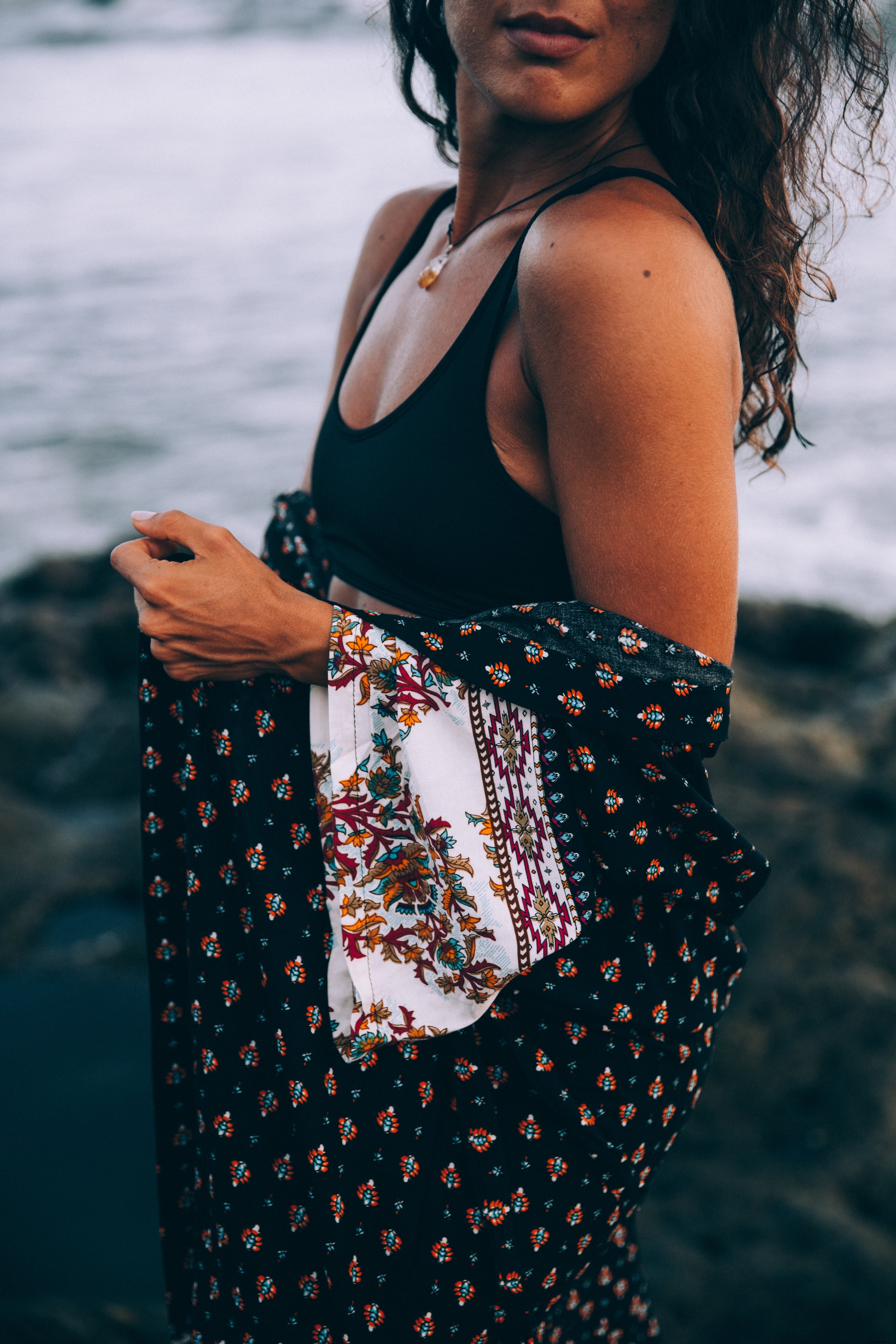 Femme au bord de la mer, drapée d un châle à motifs