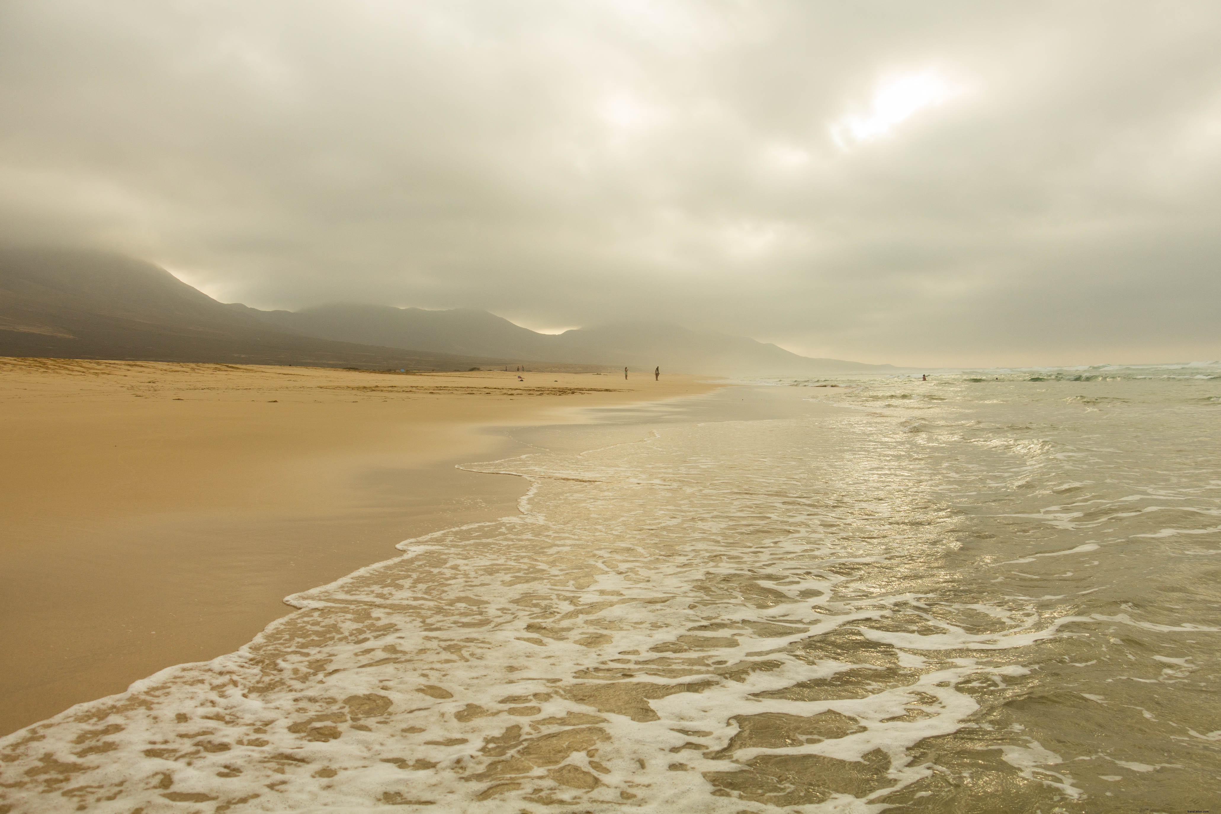 Photo de nuages bas le long d une plage de sable