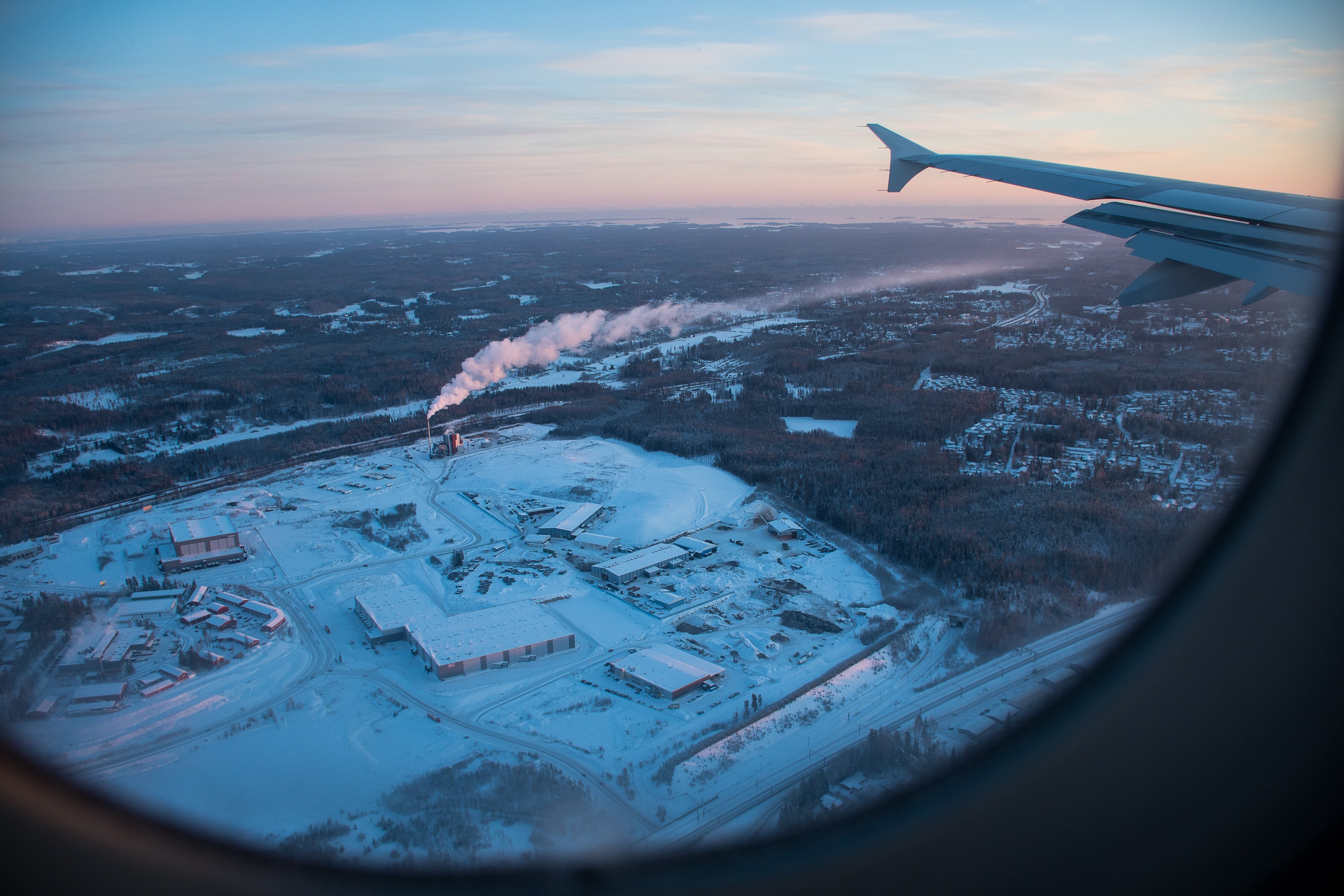 Scène hivernale vue depuis le hublot d un avion