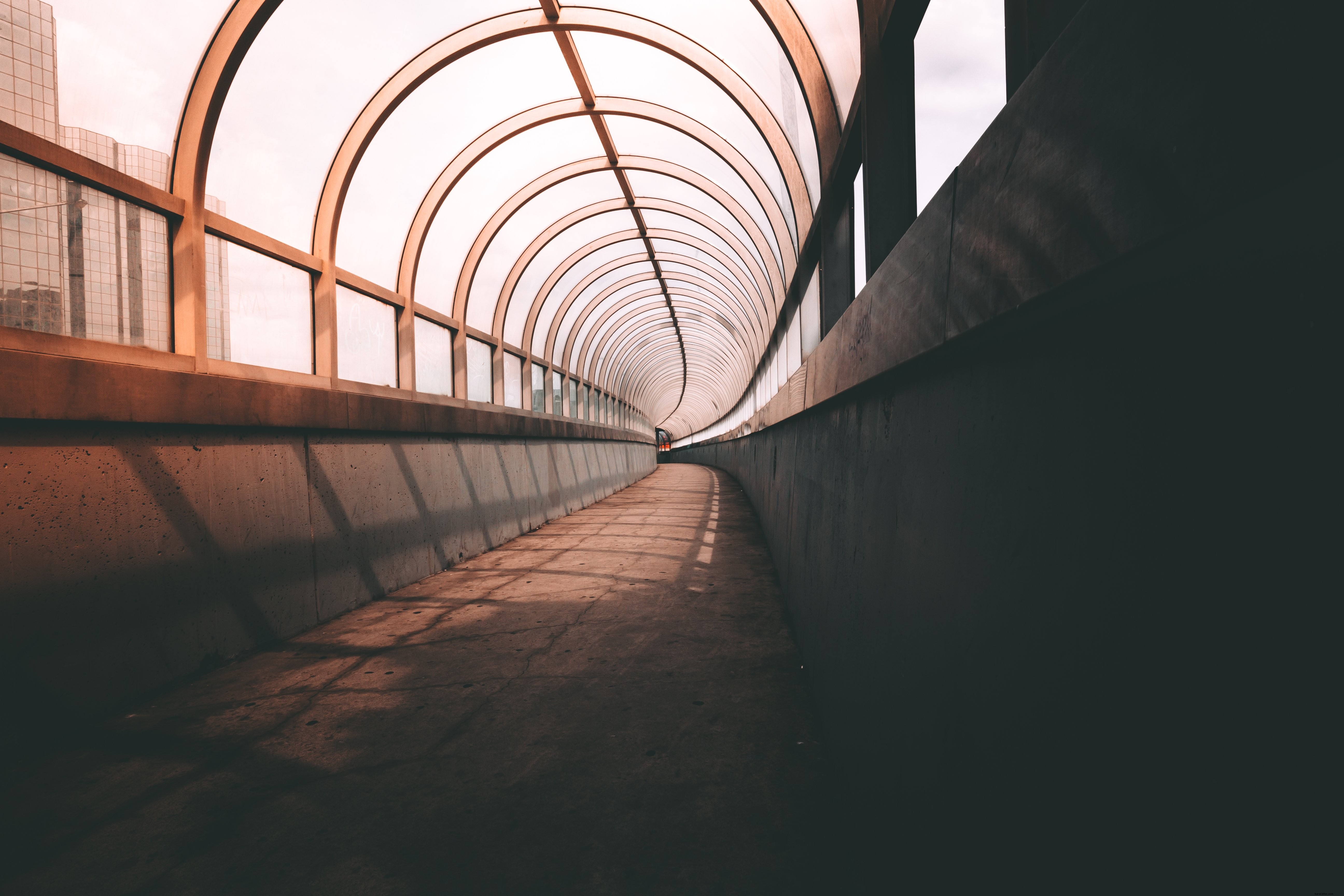 Photo du tunnel urbain et du chemin