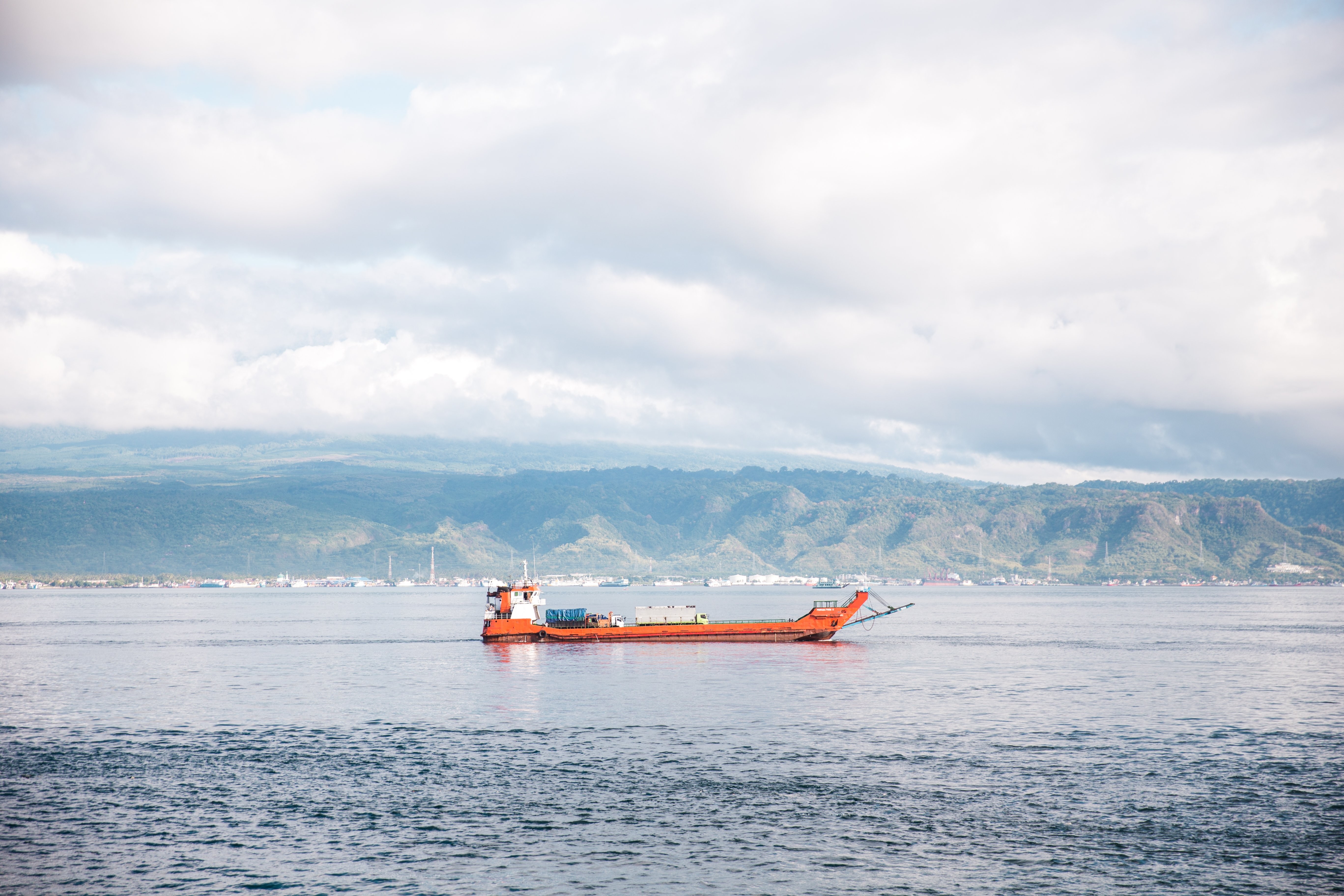 Photo d un bateau dans l océan indonésien