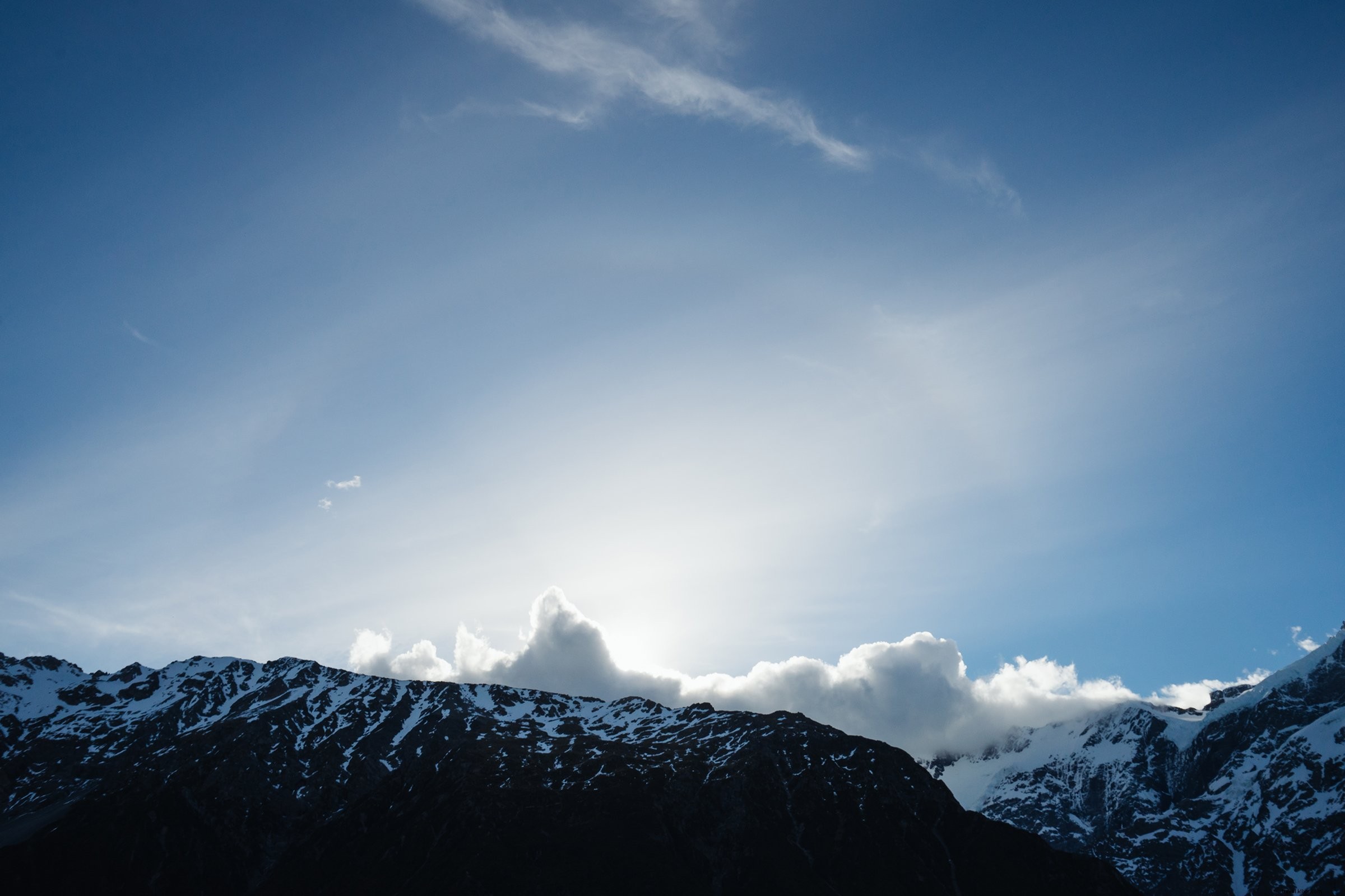 Ciel bleu éclatant au-dessus des nuages, capturé du sommet d une montagne