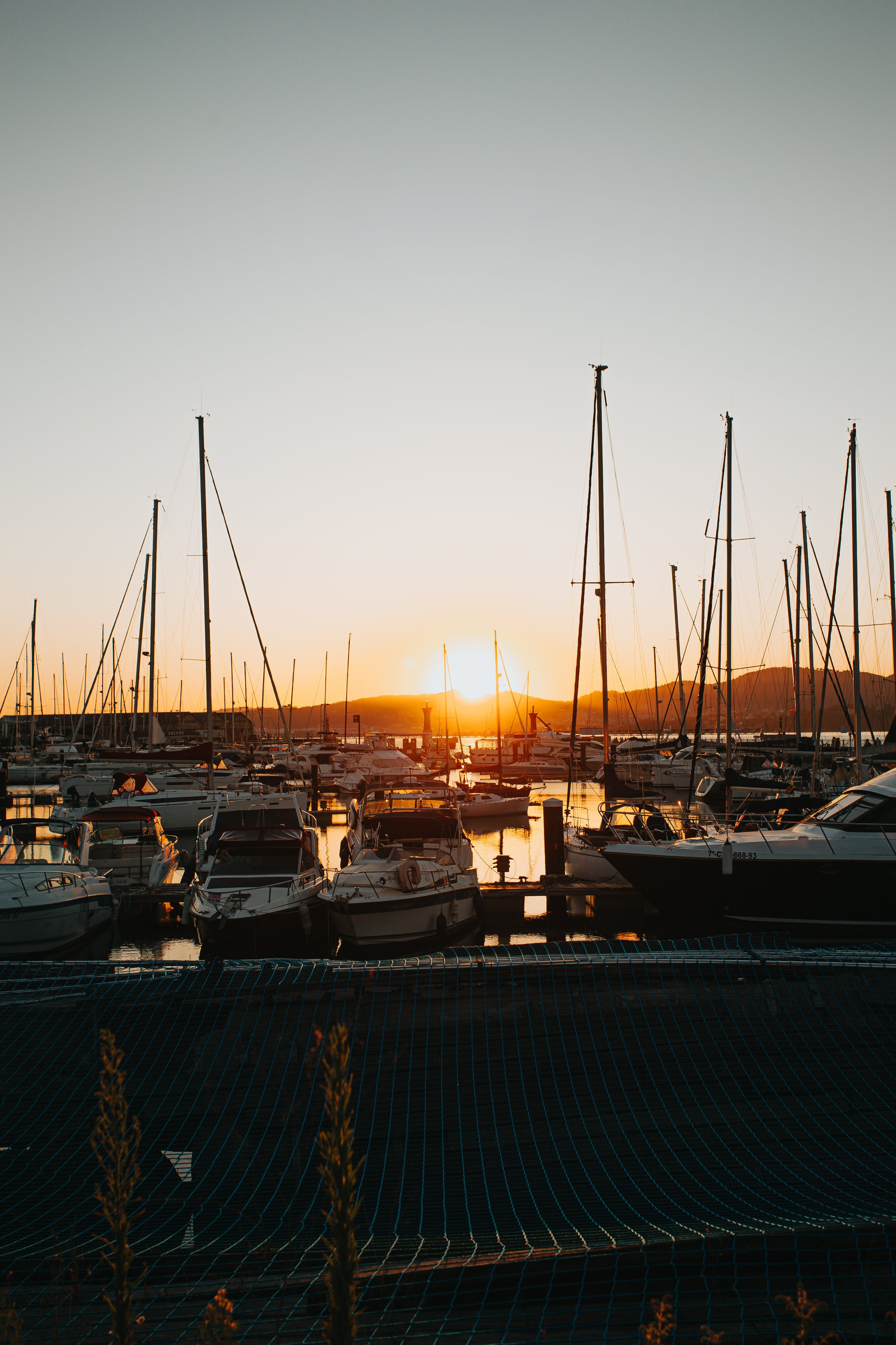Coucher de soleil doré sur la marina