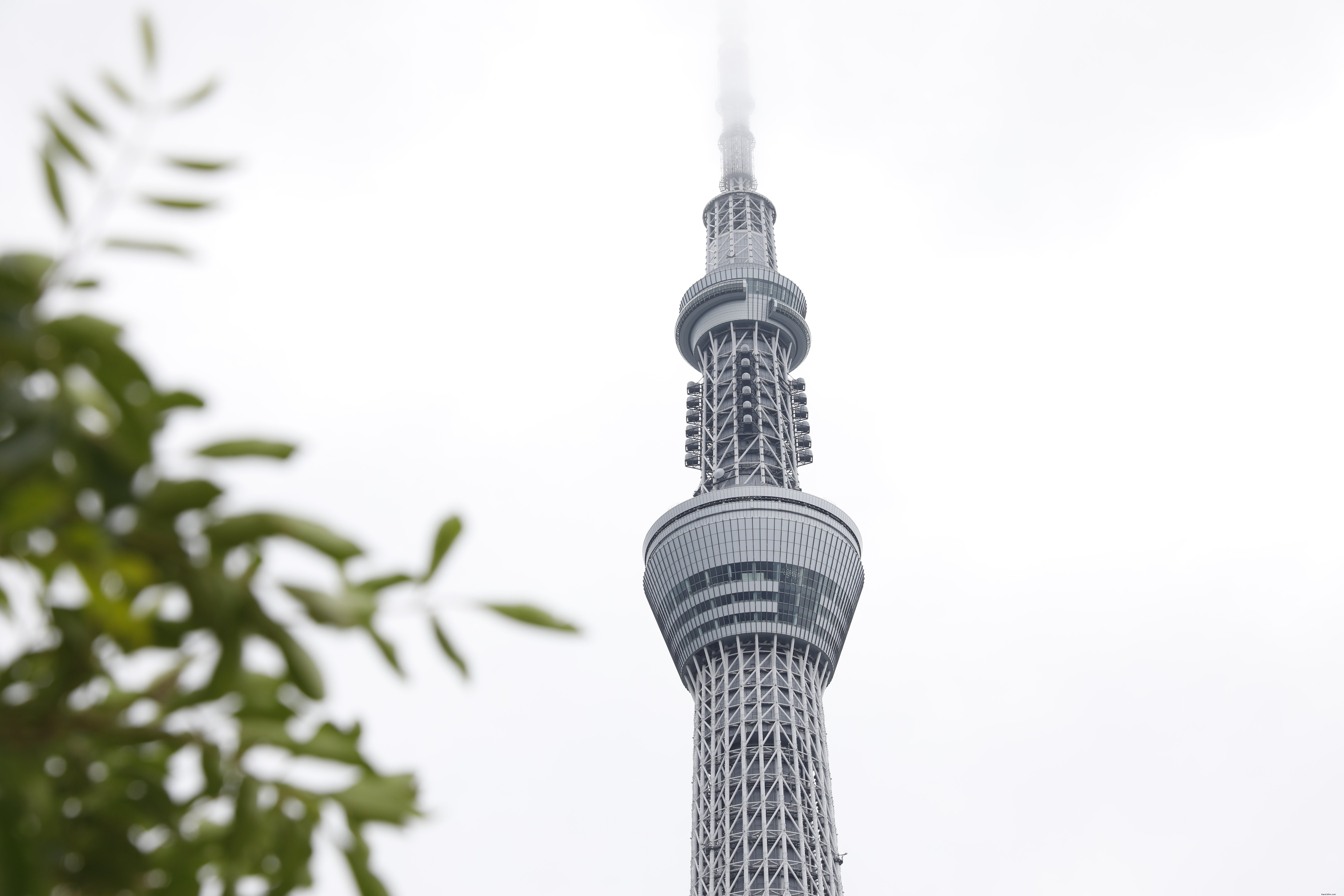 Skytree au Japon, vu sous un ciel nuageux