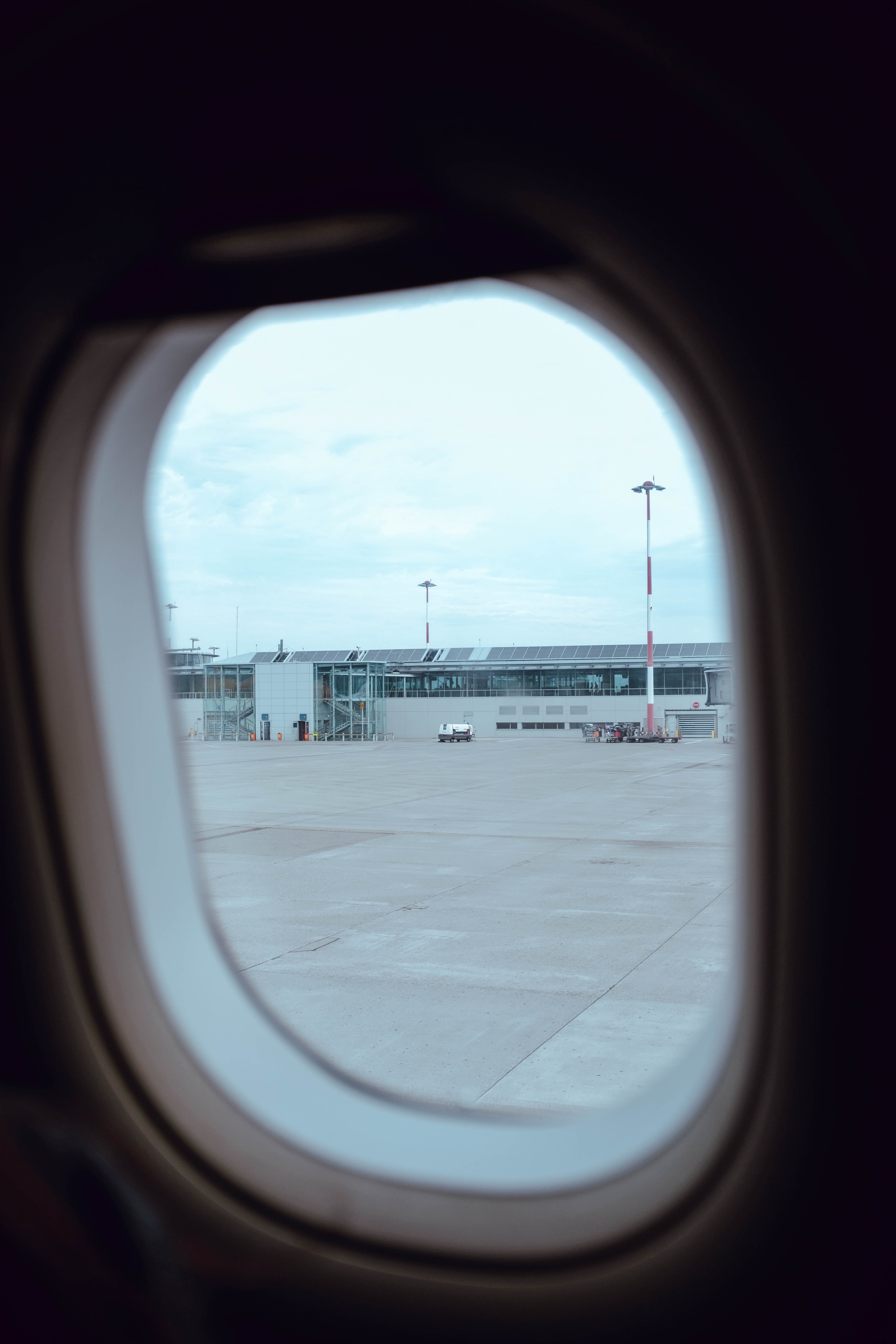 Photo : vue de l aéroport depuis le hublot d un avion