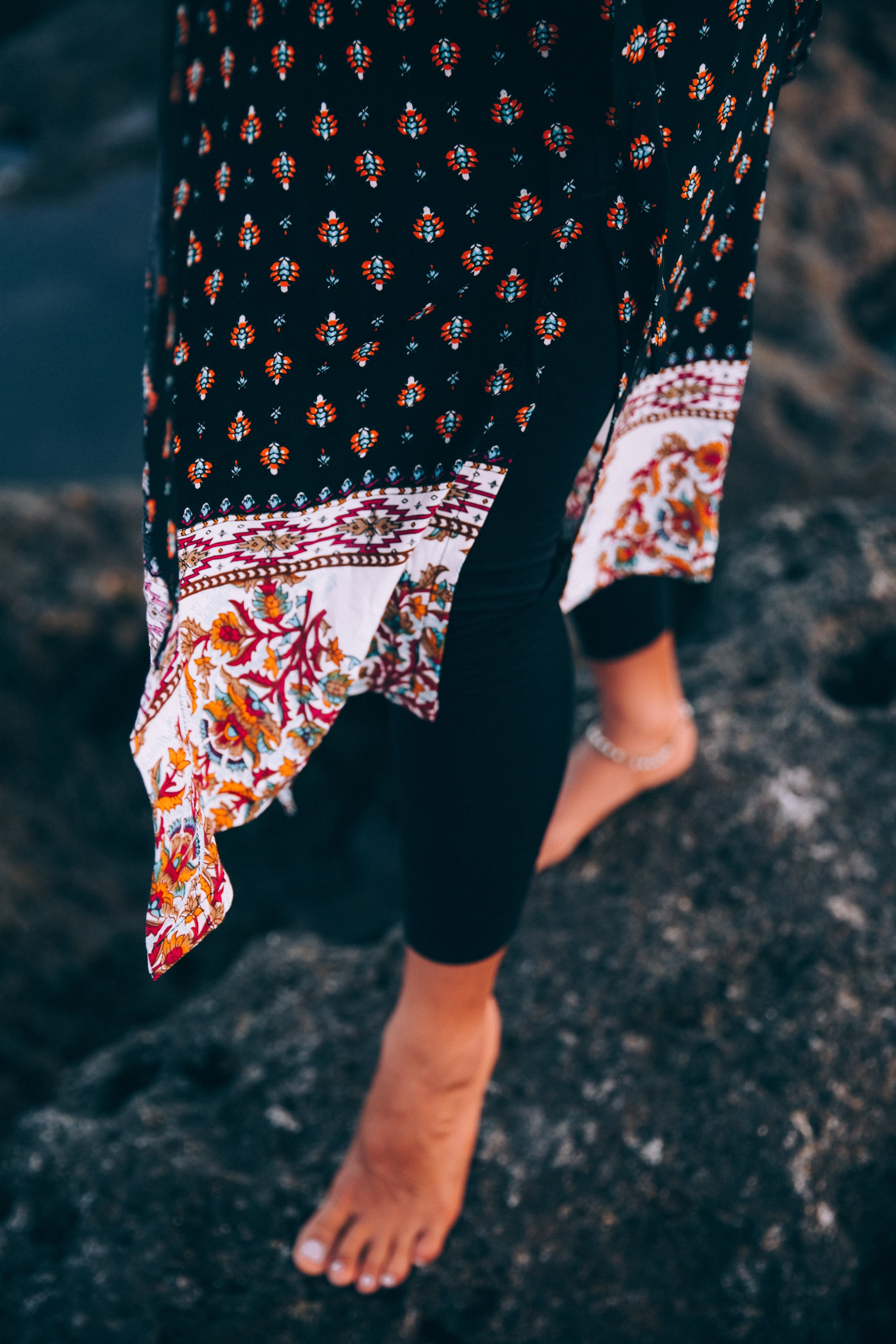 Photo : un châle drapé au-dessus des pieds d’une femme en leggings noirs