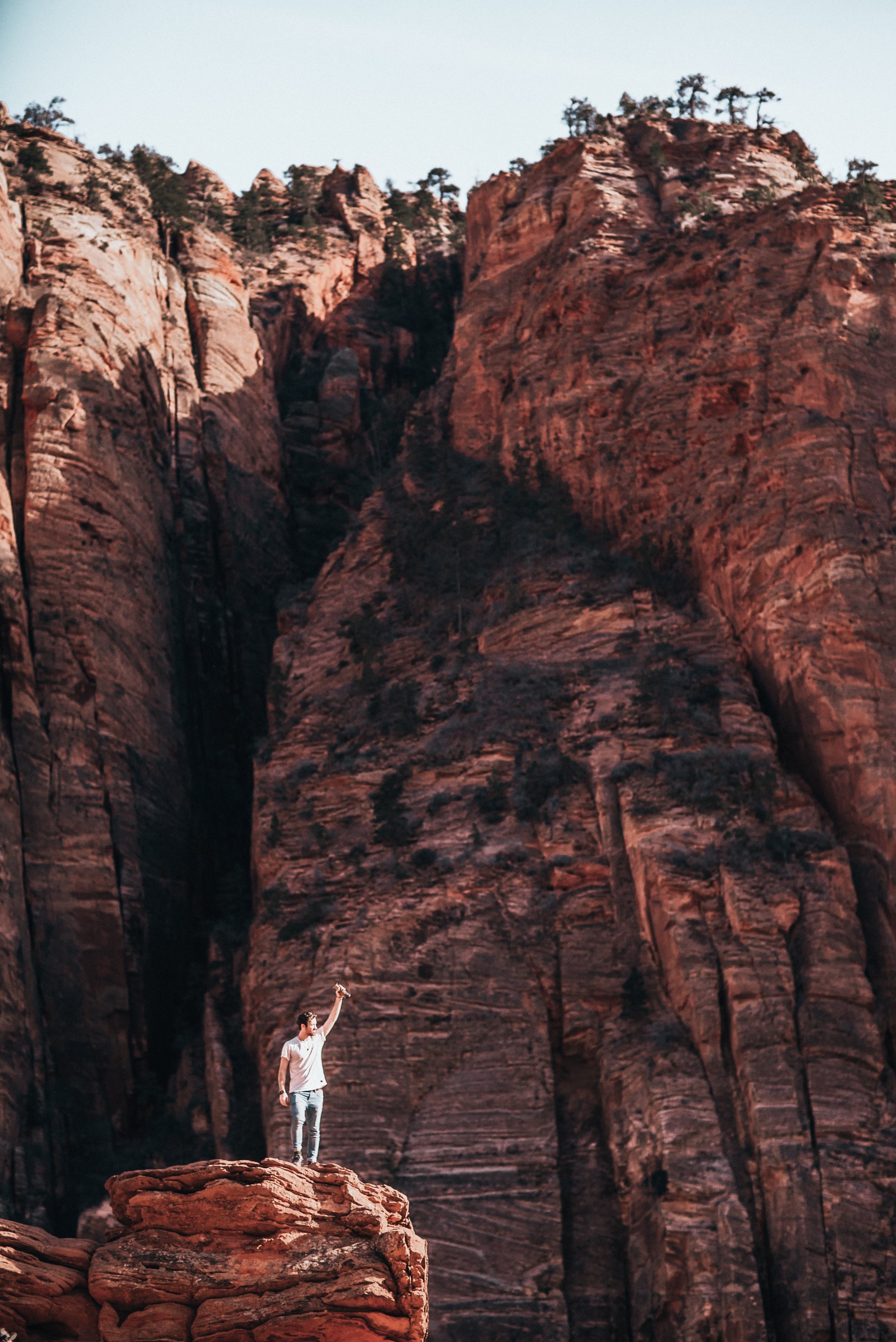 Photo d un randonneur sur le plateau du canyon