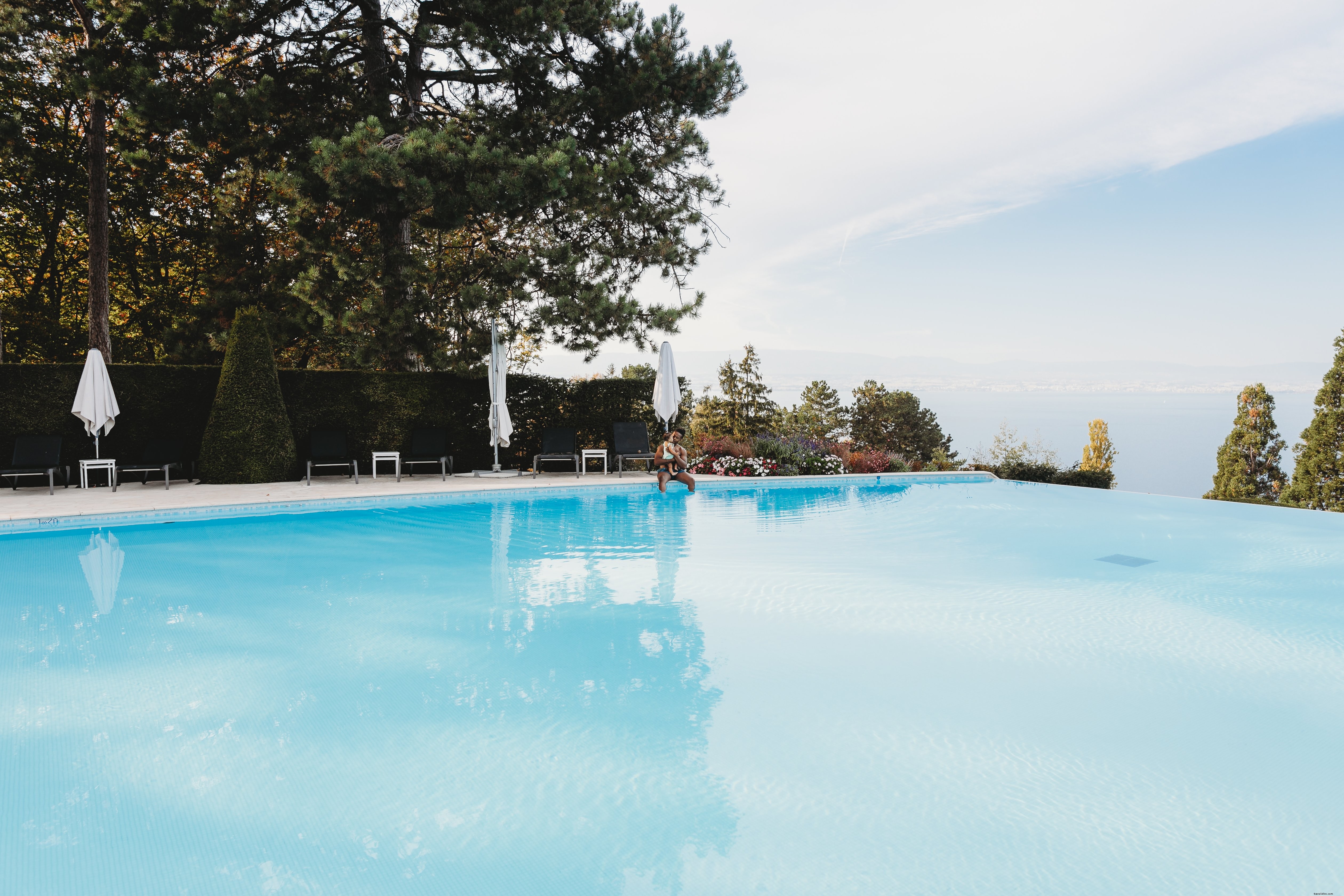 Un père et son enfant près d une piscine à débordement