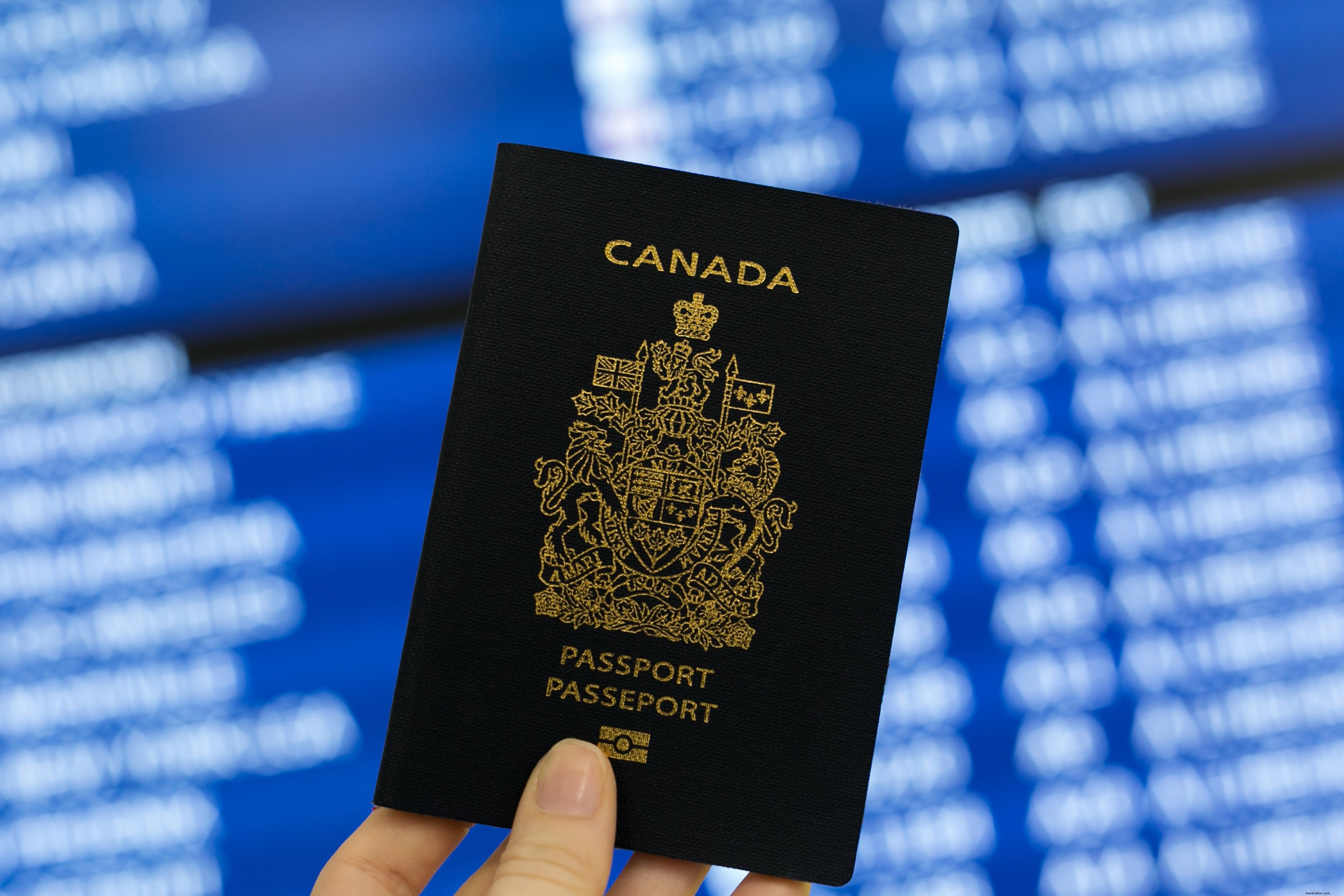 Photo d un passeport canadien en main